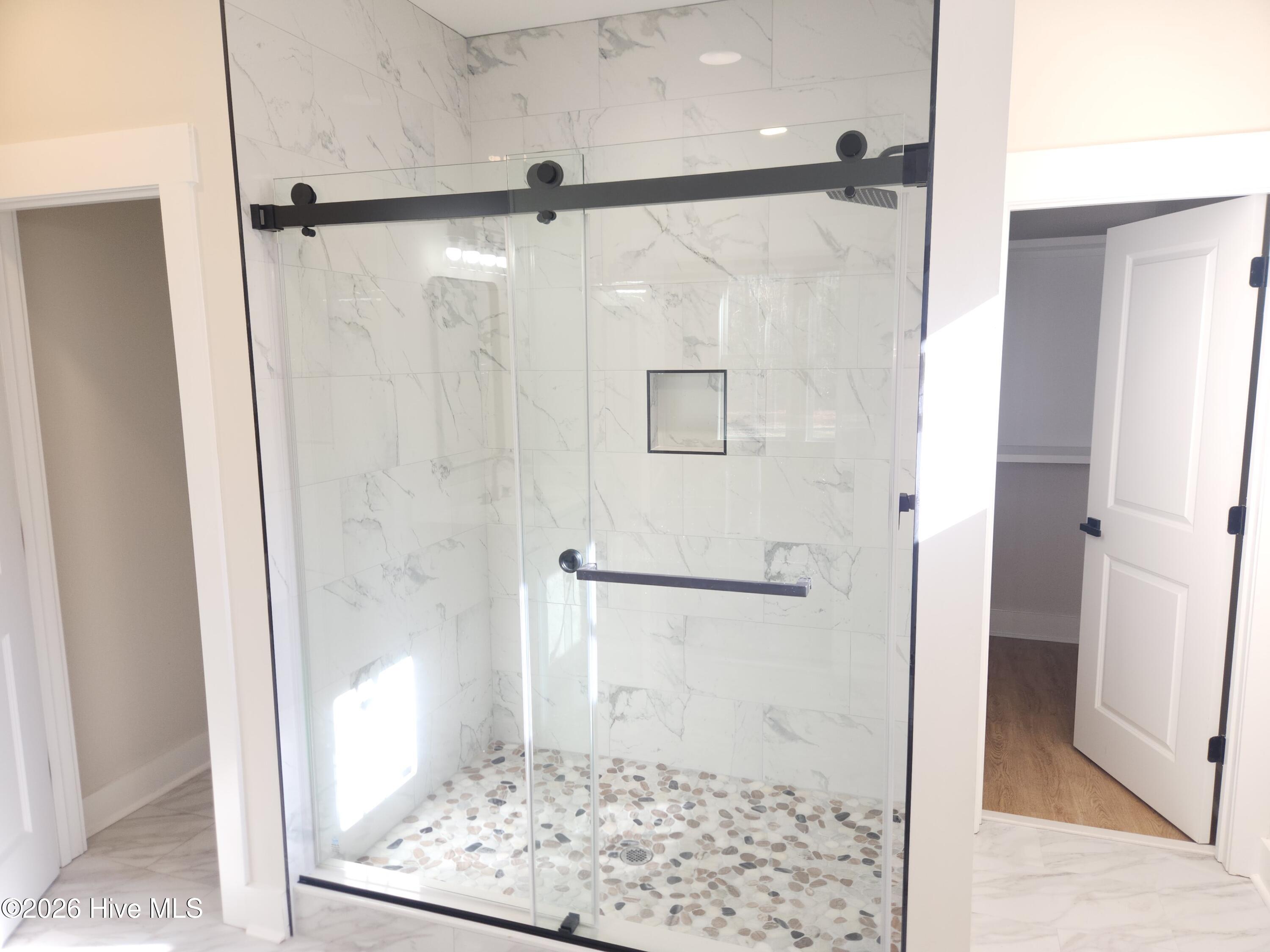 100559285 | Photo 28