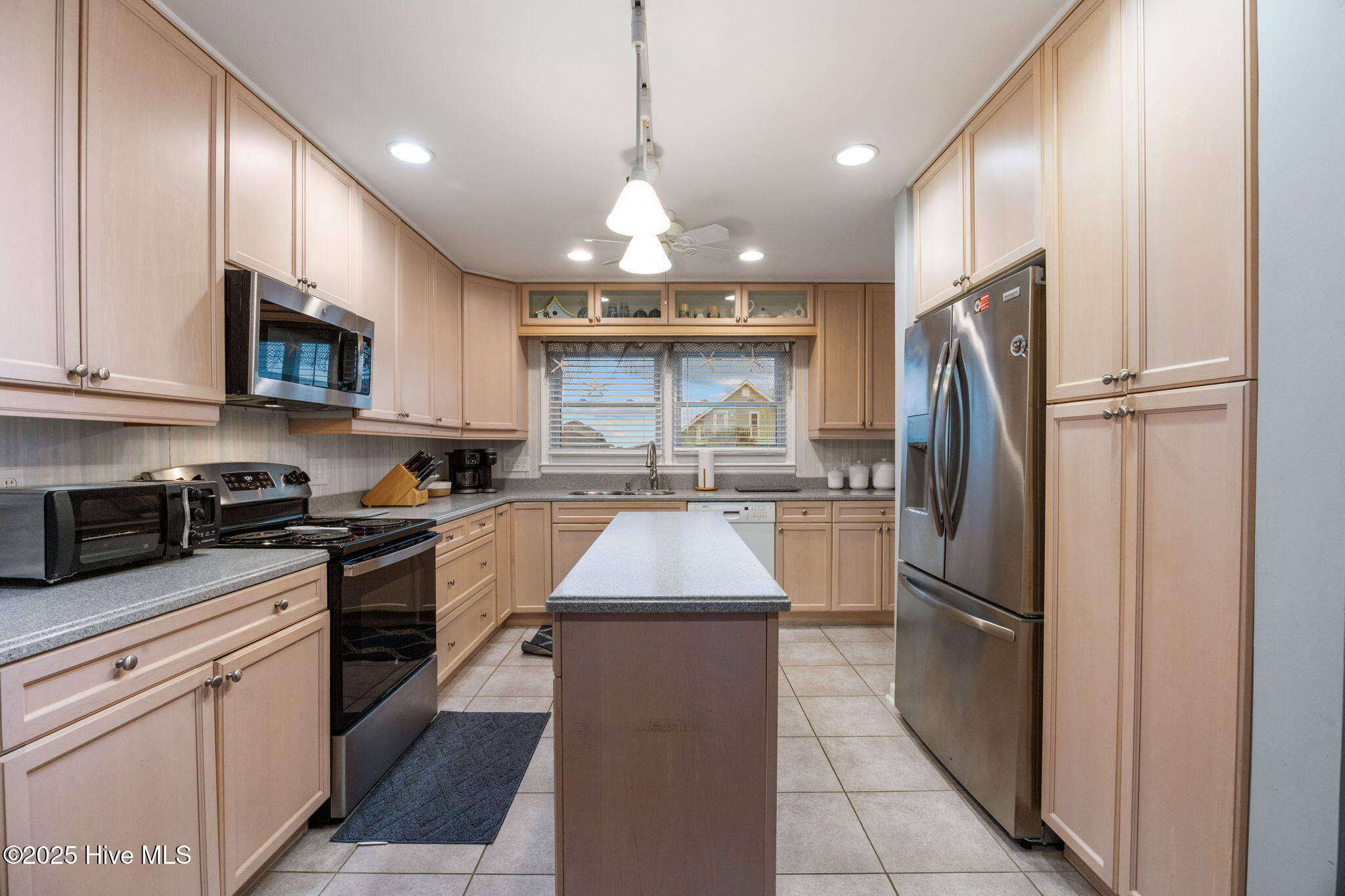 100542985 | Photo 35