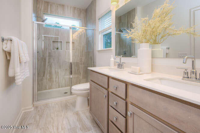 100527327 | Photo 35