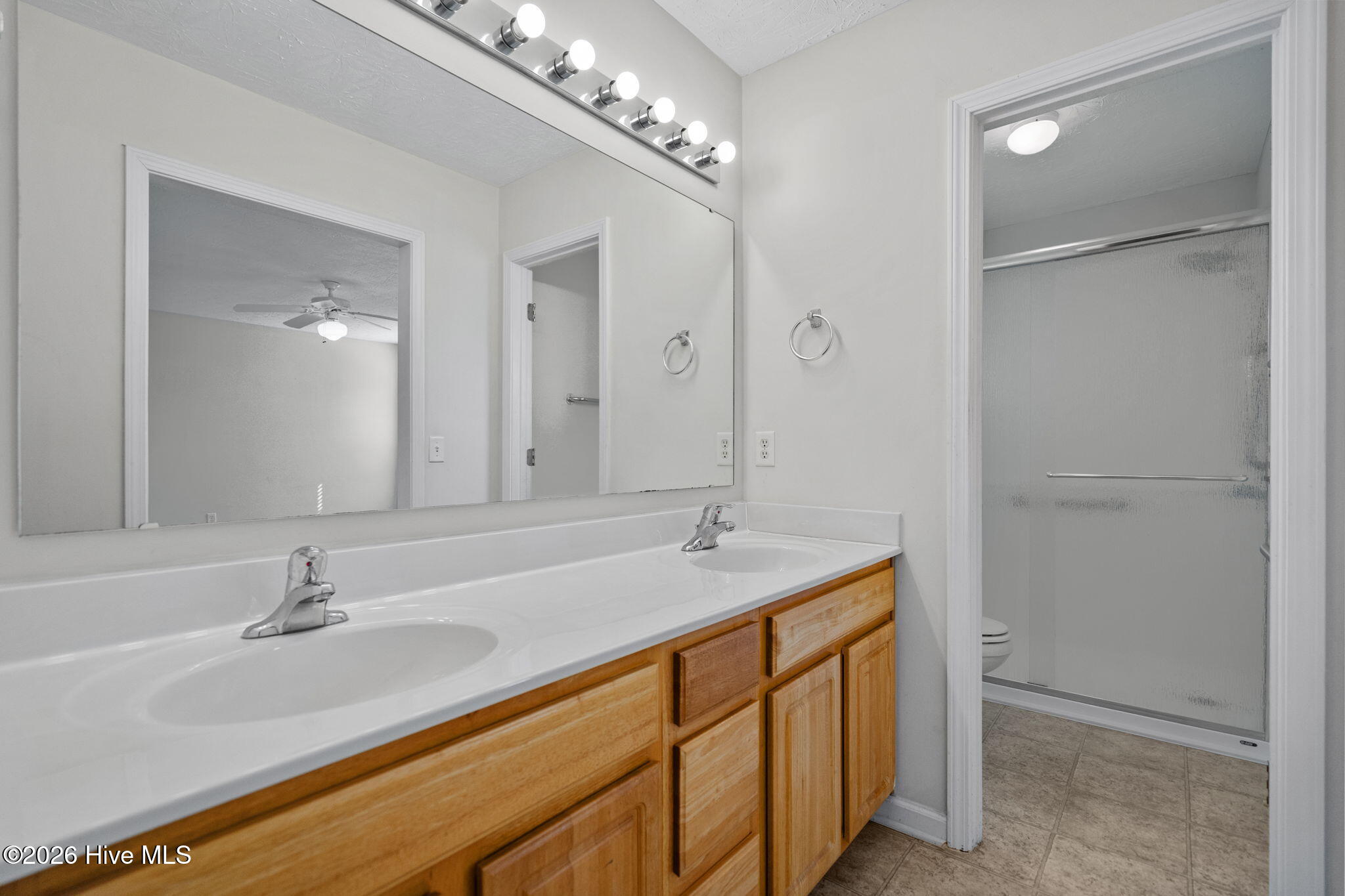 100563369 | Photo 30