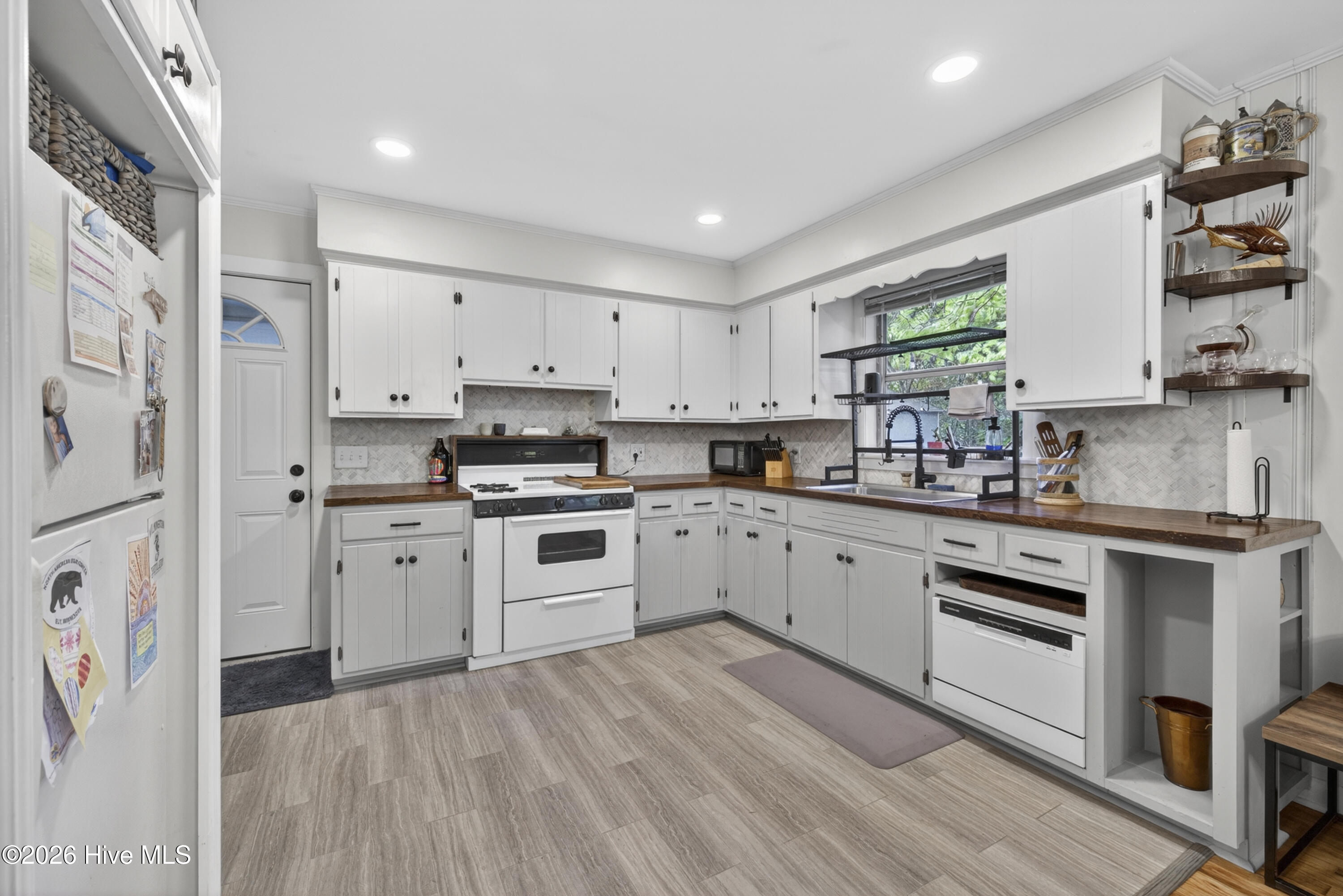 100570211 | Photo 22