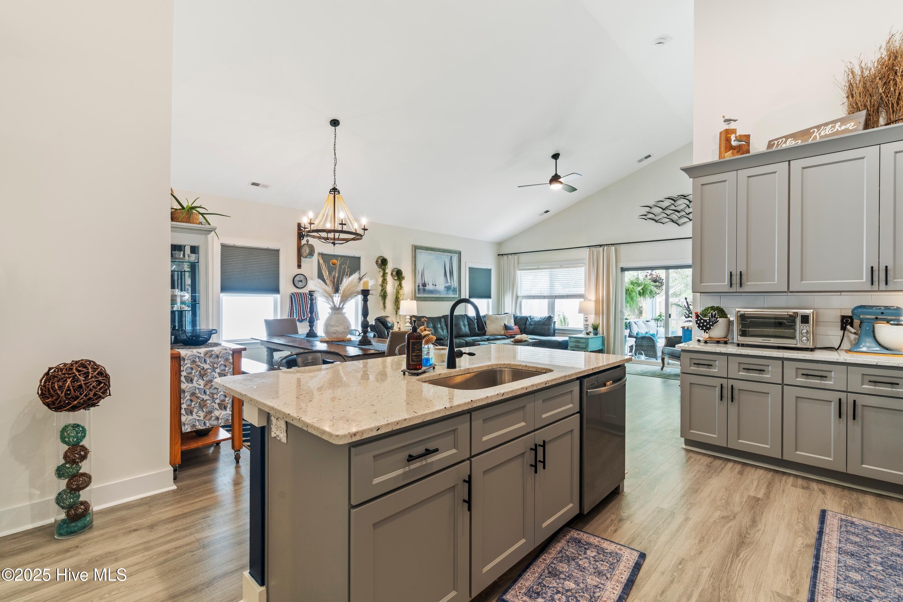 100525956 | Photo 29