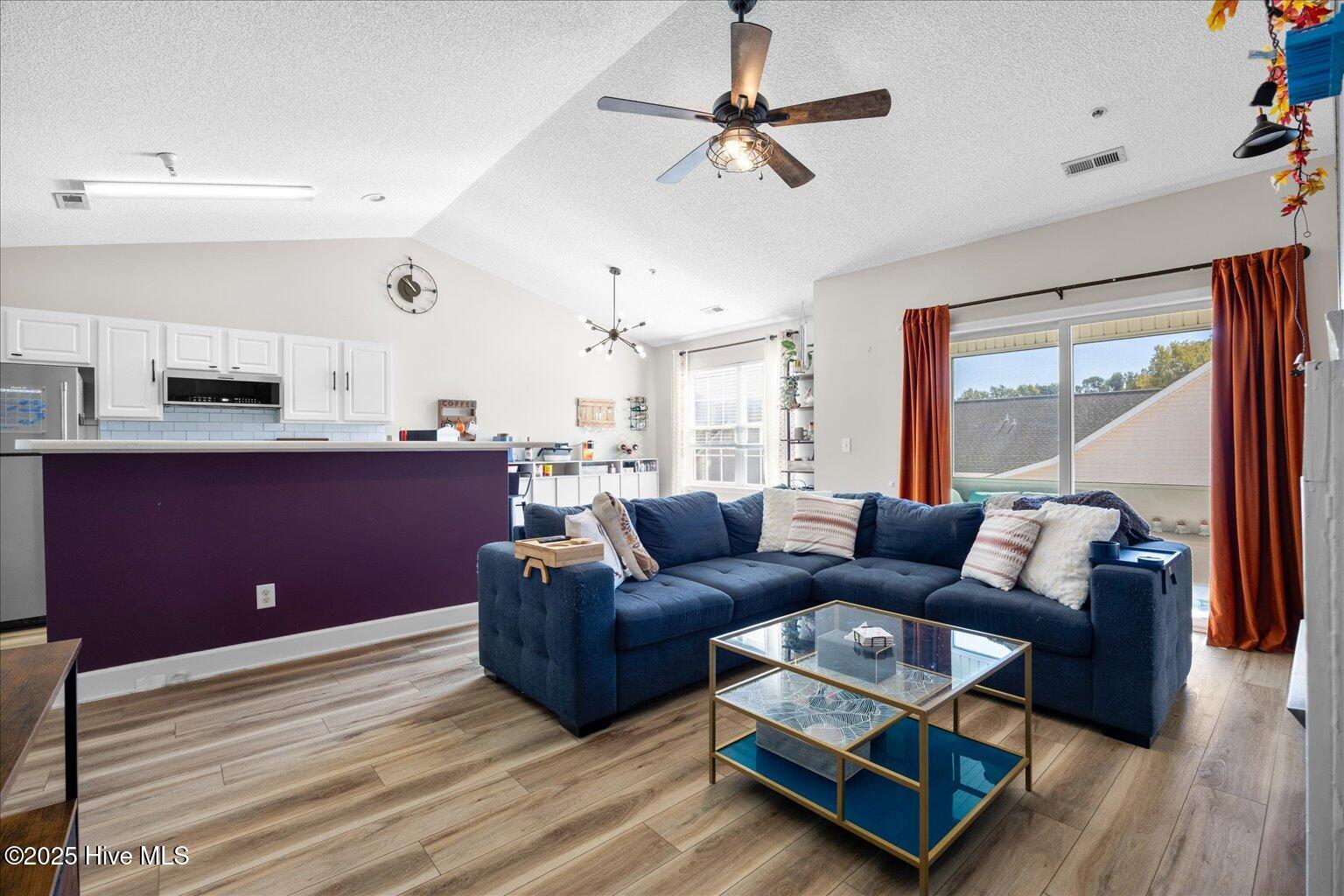 100536897 | Photo 15