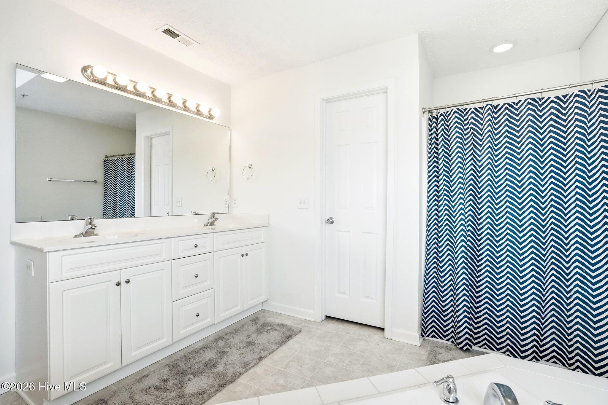 100565628 | Photo 23