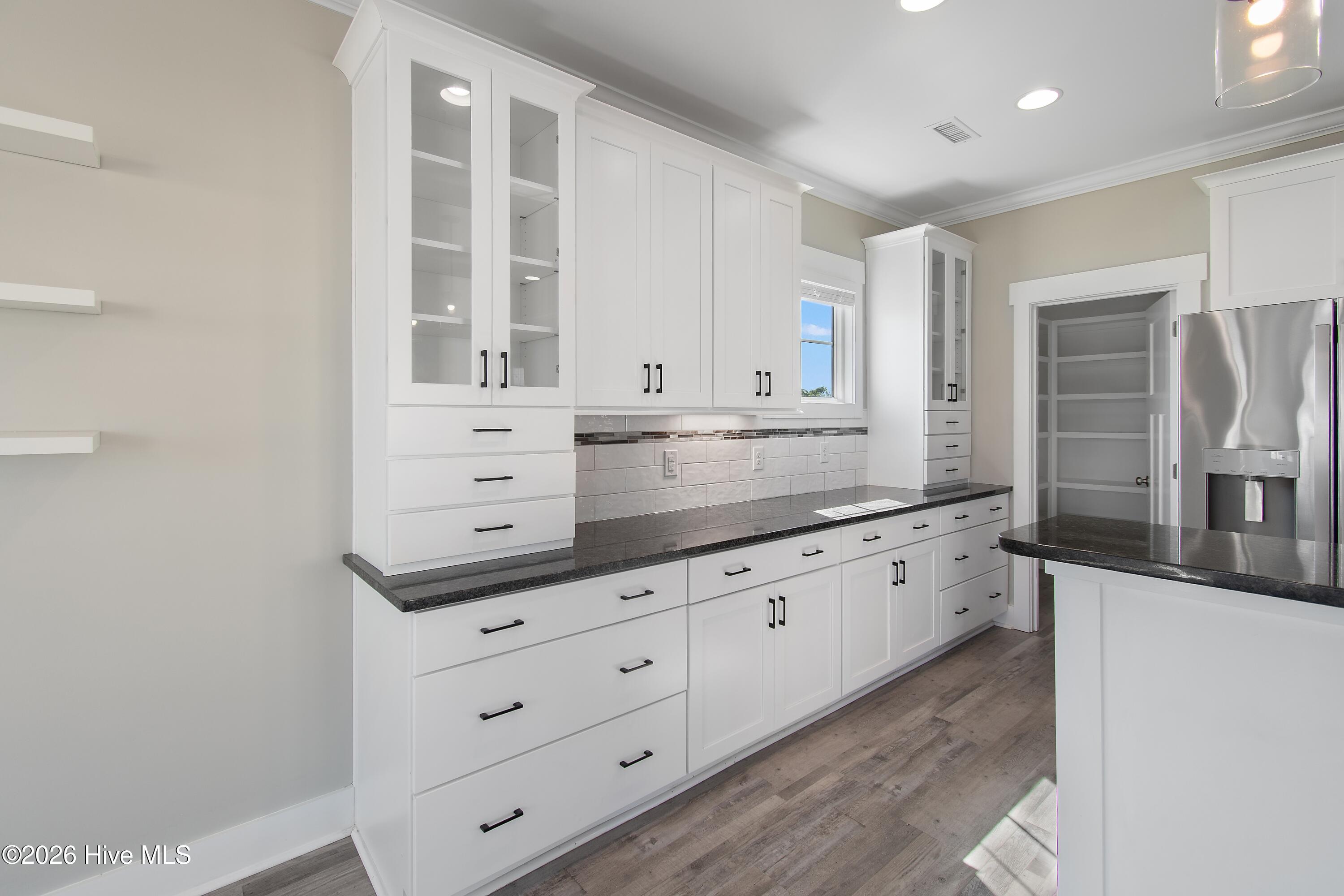 100567916 | Photo 18