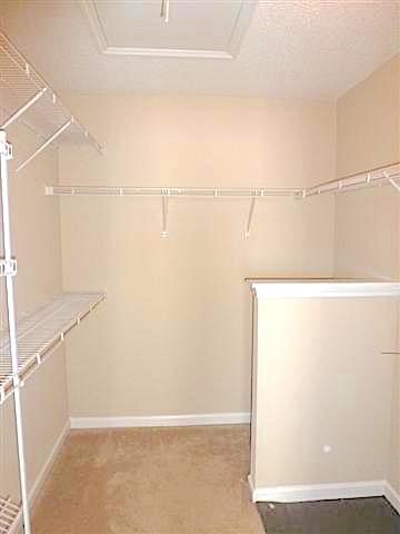 MBR WALK-IN CLOSET