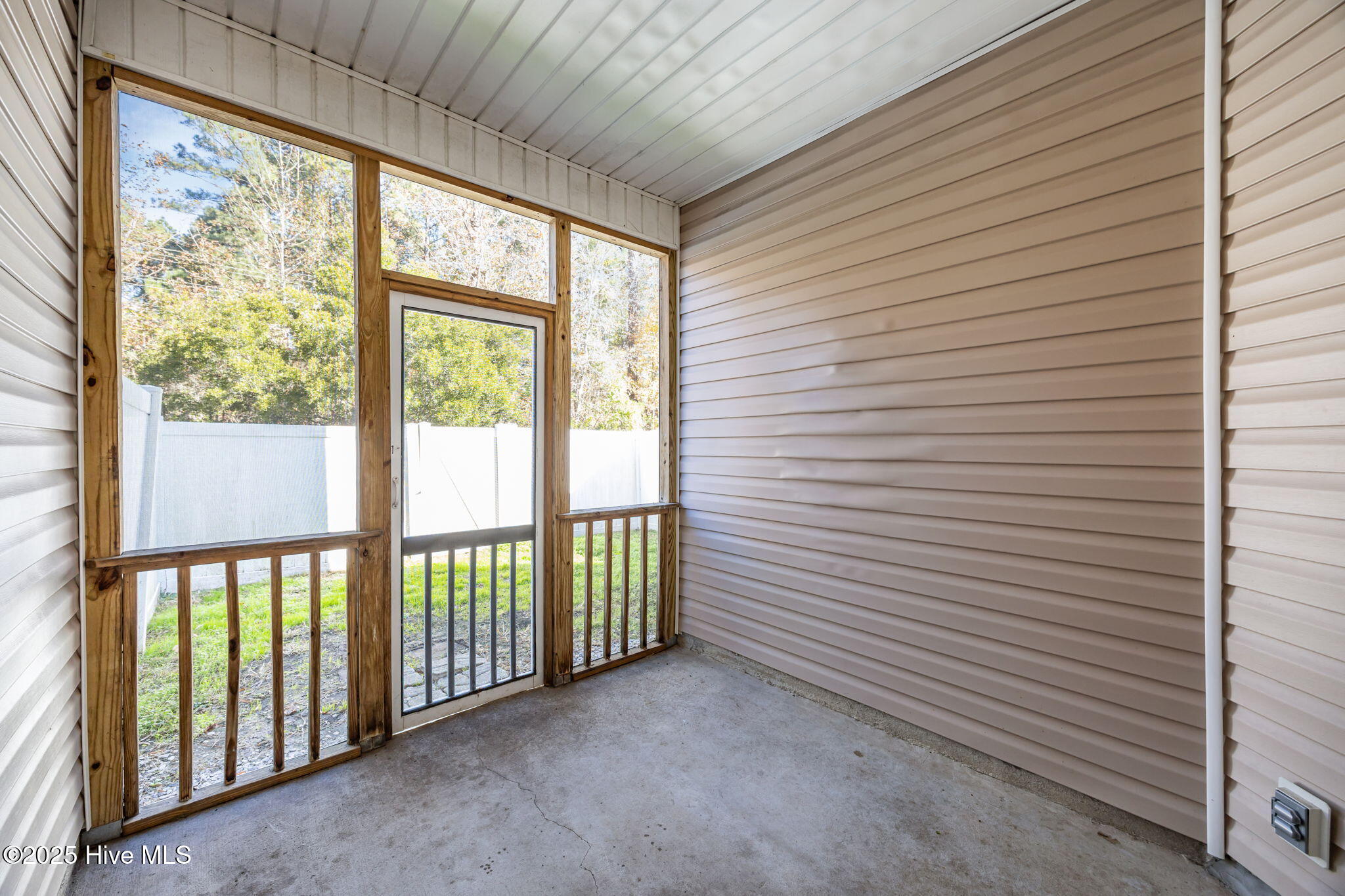 100533733 | Photo 21