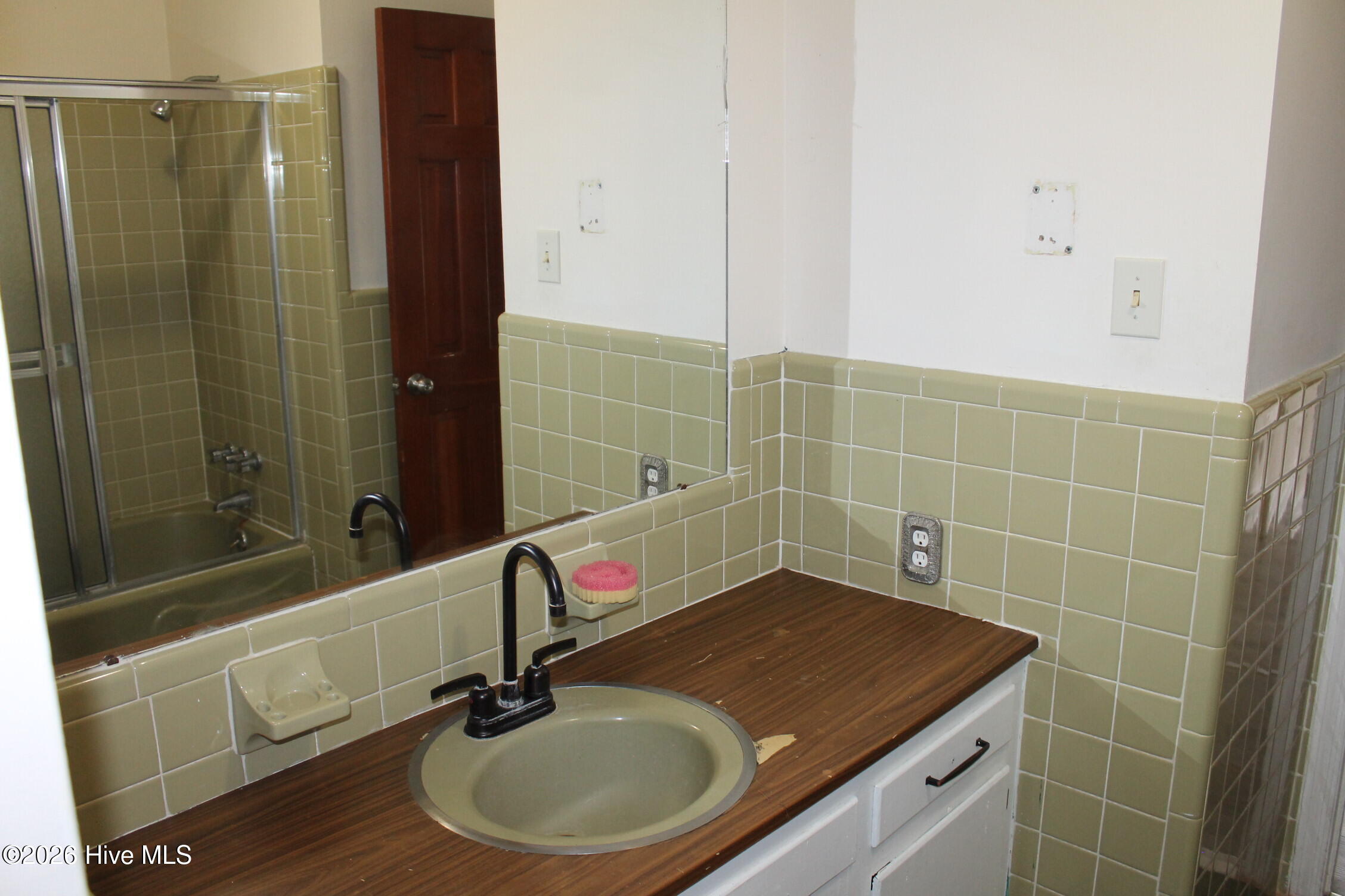 100565627 | Photo 45