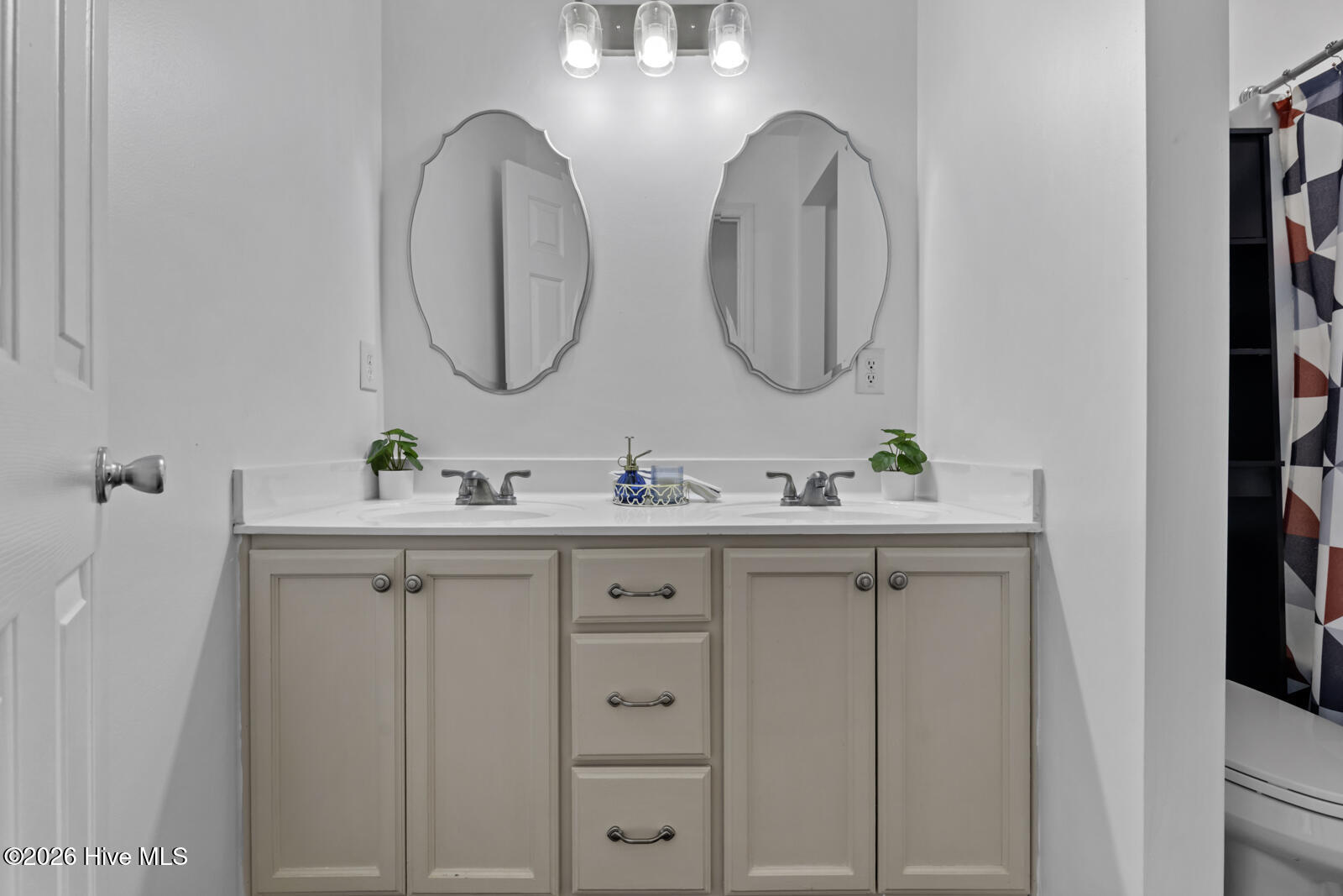 100562743 | Photo 37