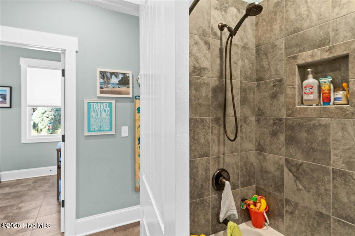 100547784 | Photo 30