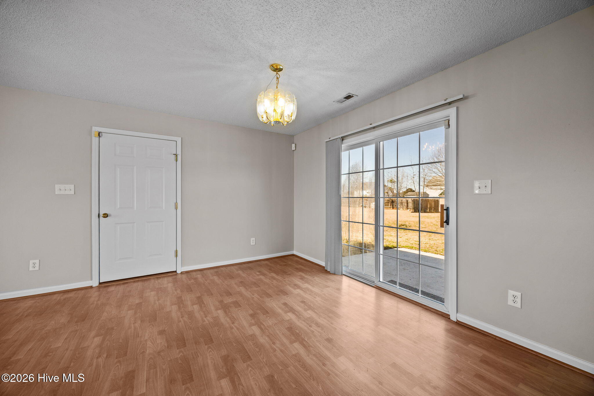 100550367 | Photo 13