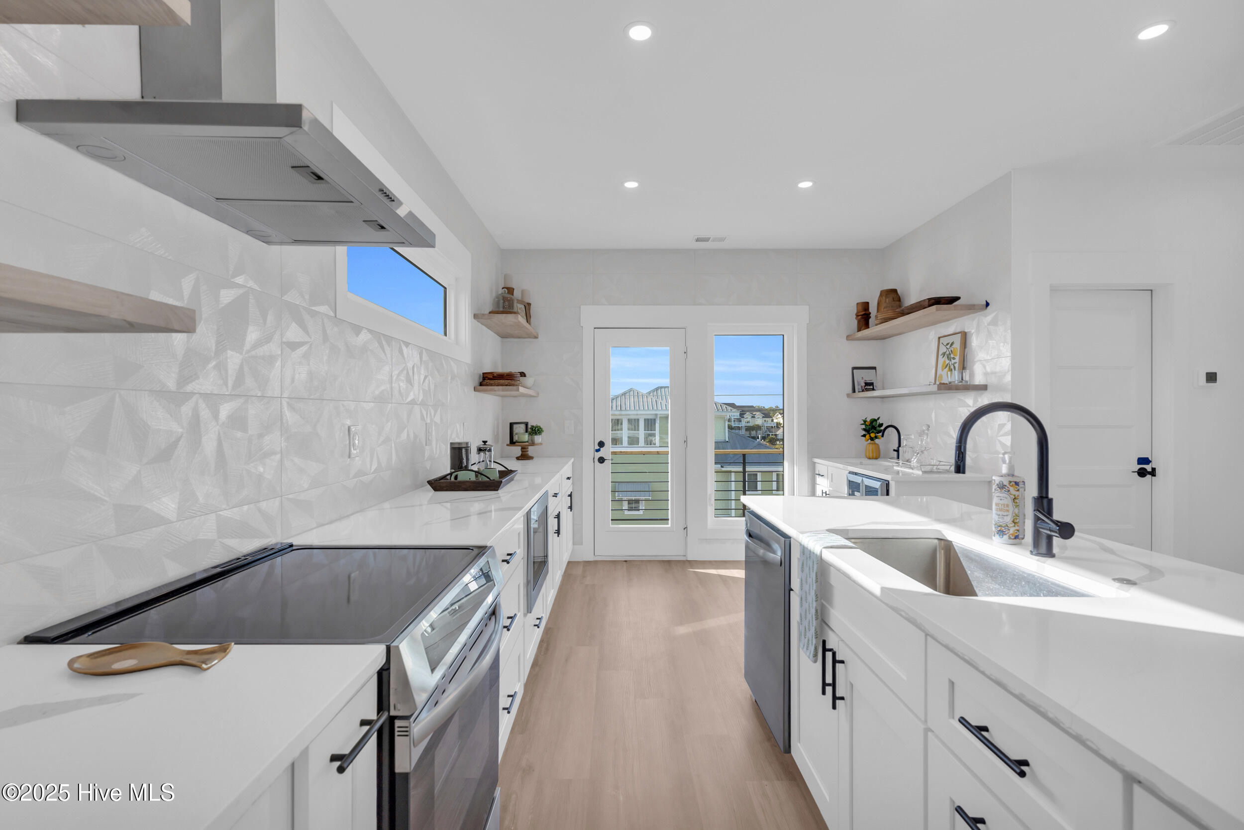 100535218 | Photo 19