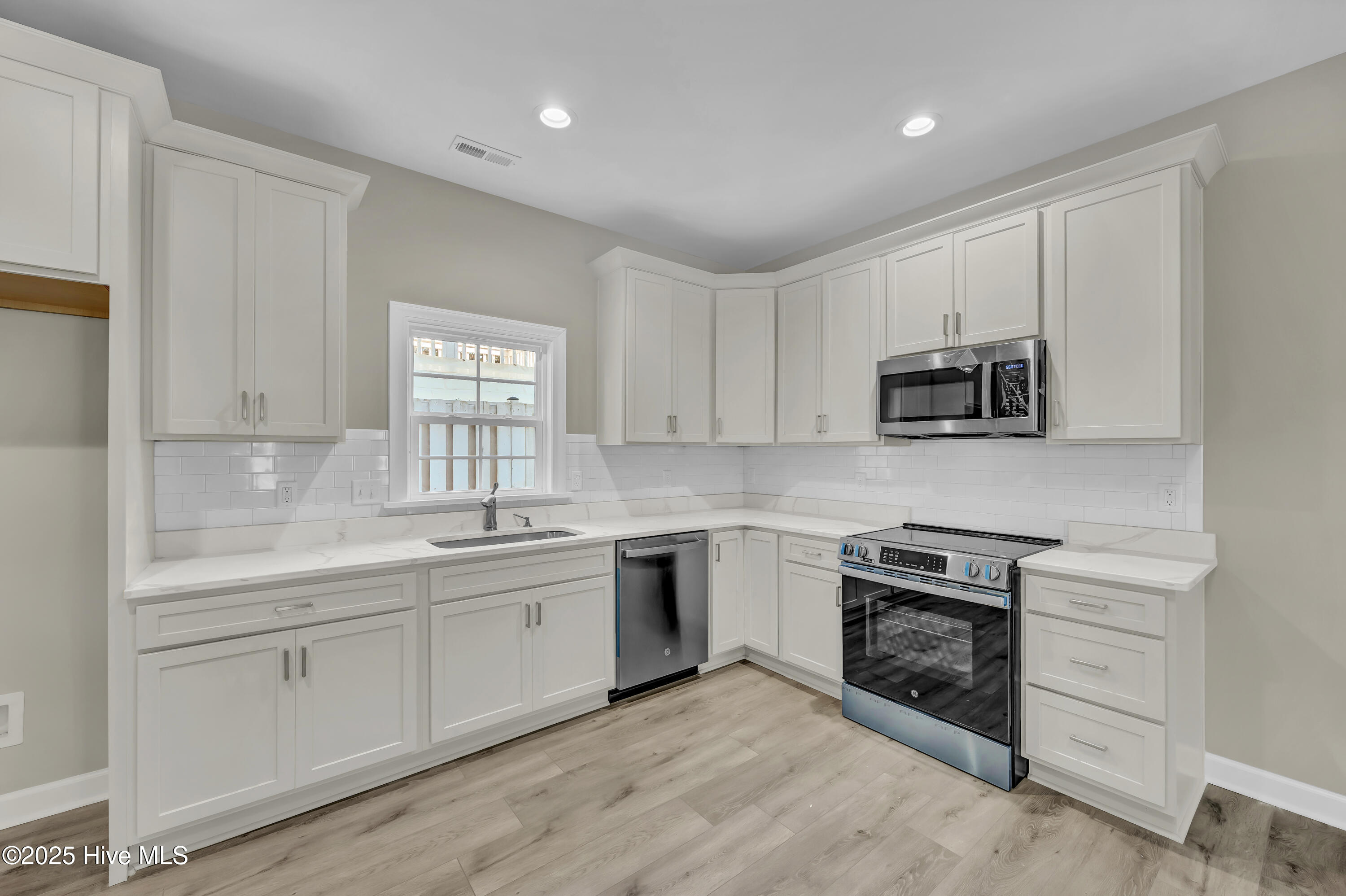 100545866 | Photo 18