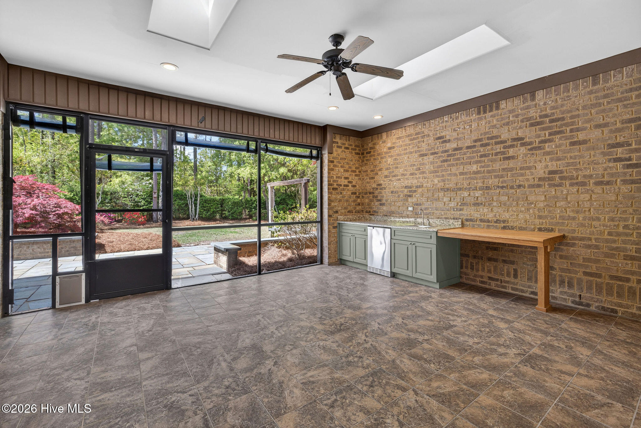 100566278 | Photo 13