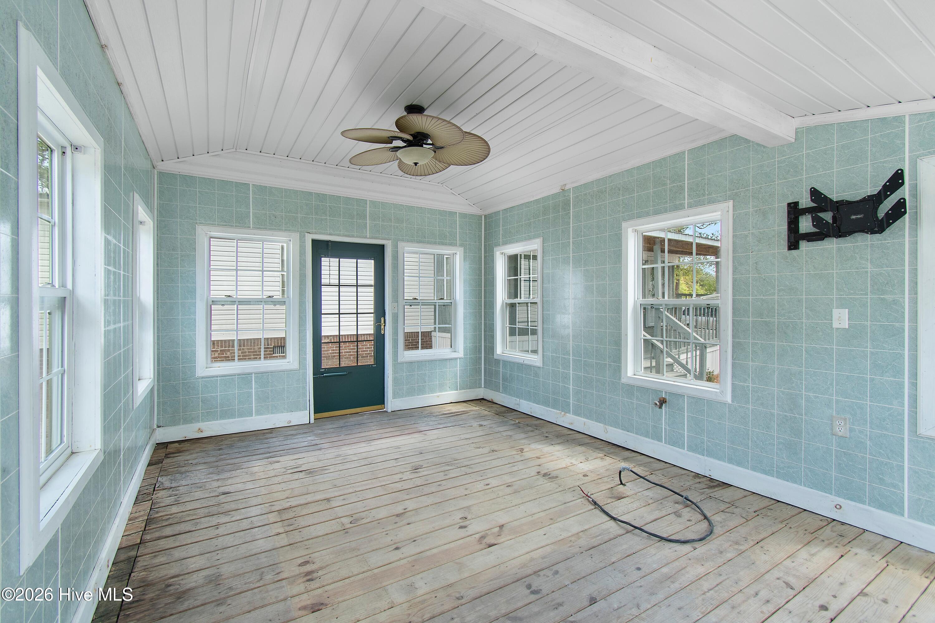 100566223 | Photo 52