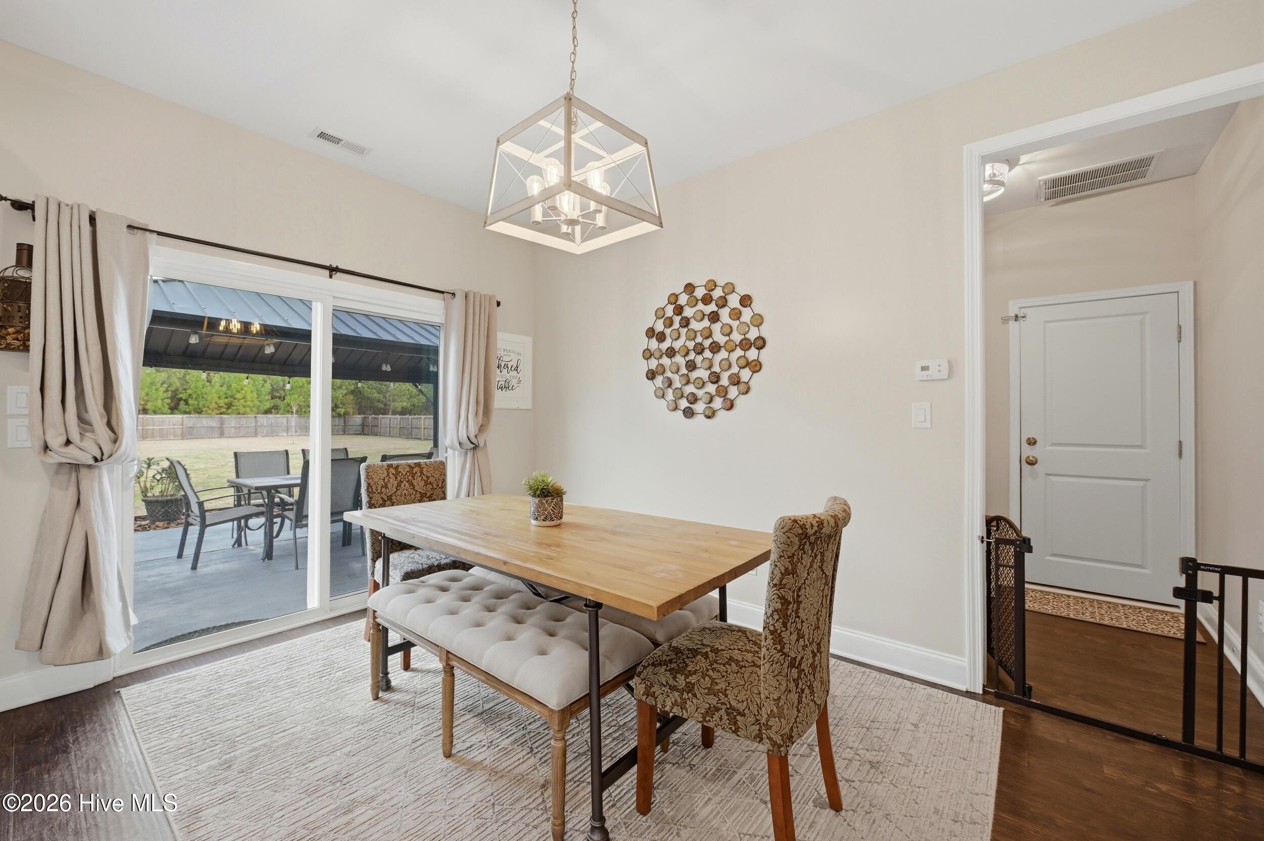 100560210 | Photo 11