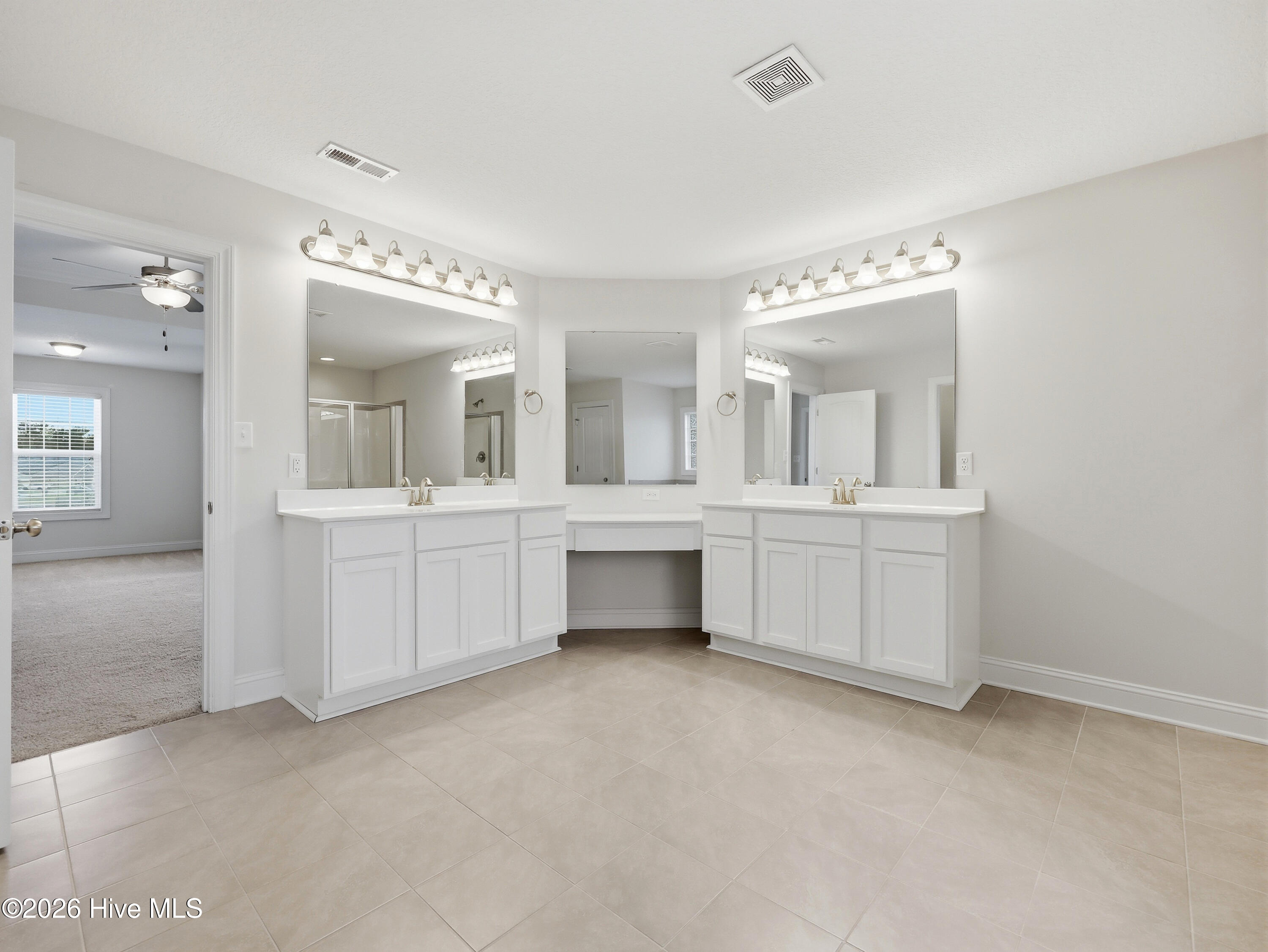 100585075 | Photo 63