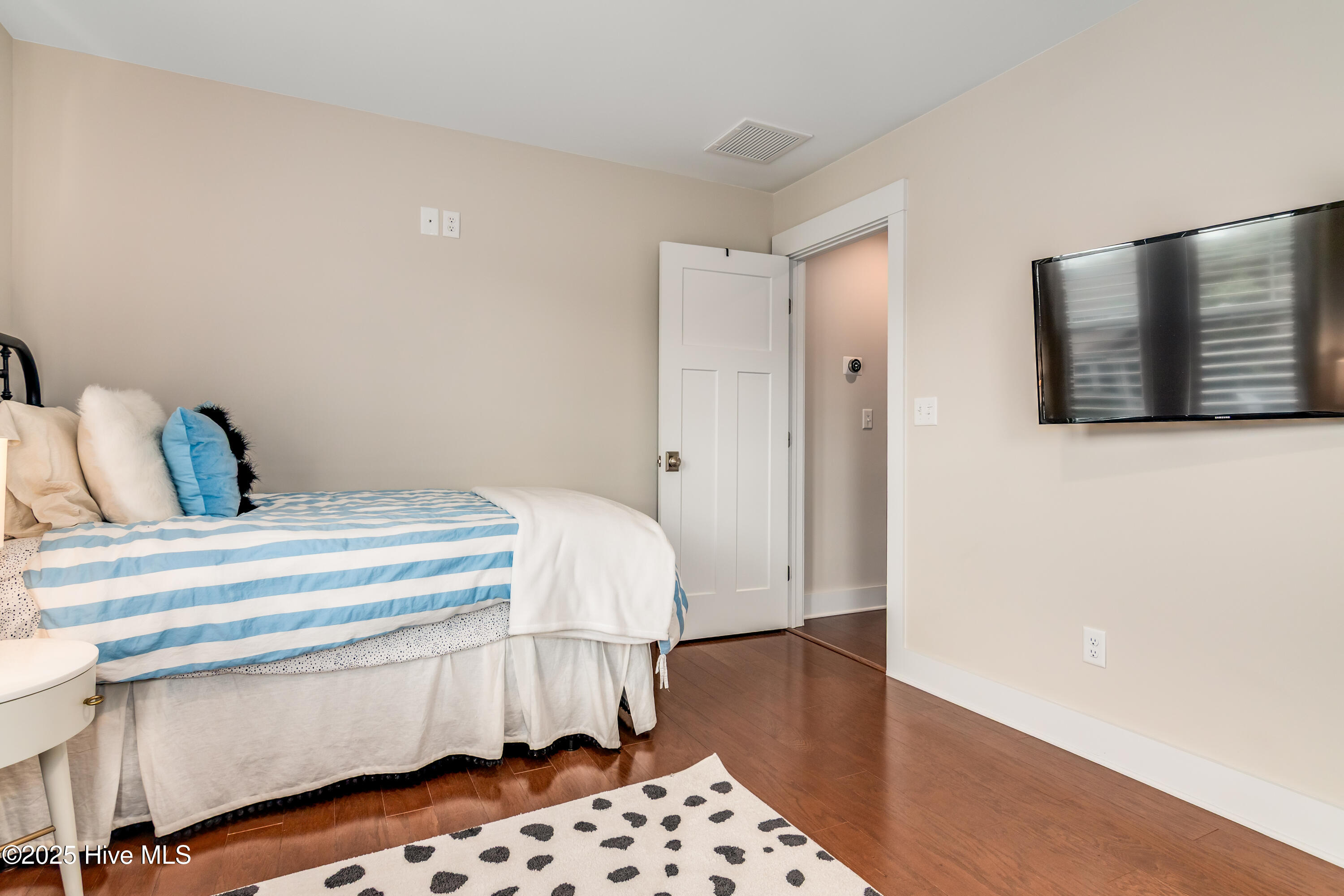 100501018 | Photo 33