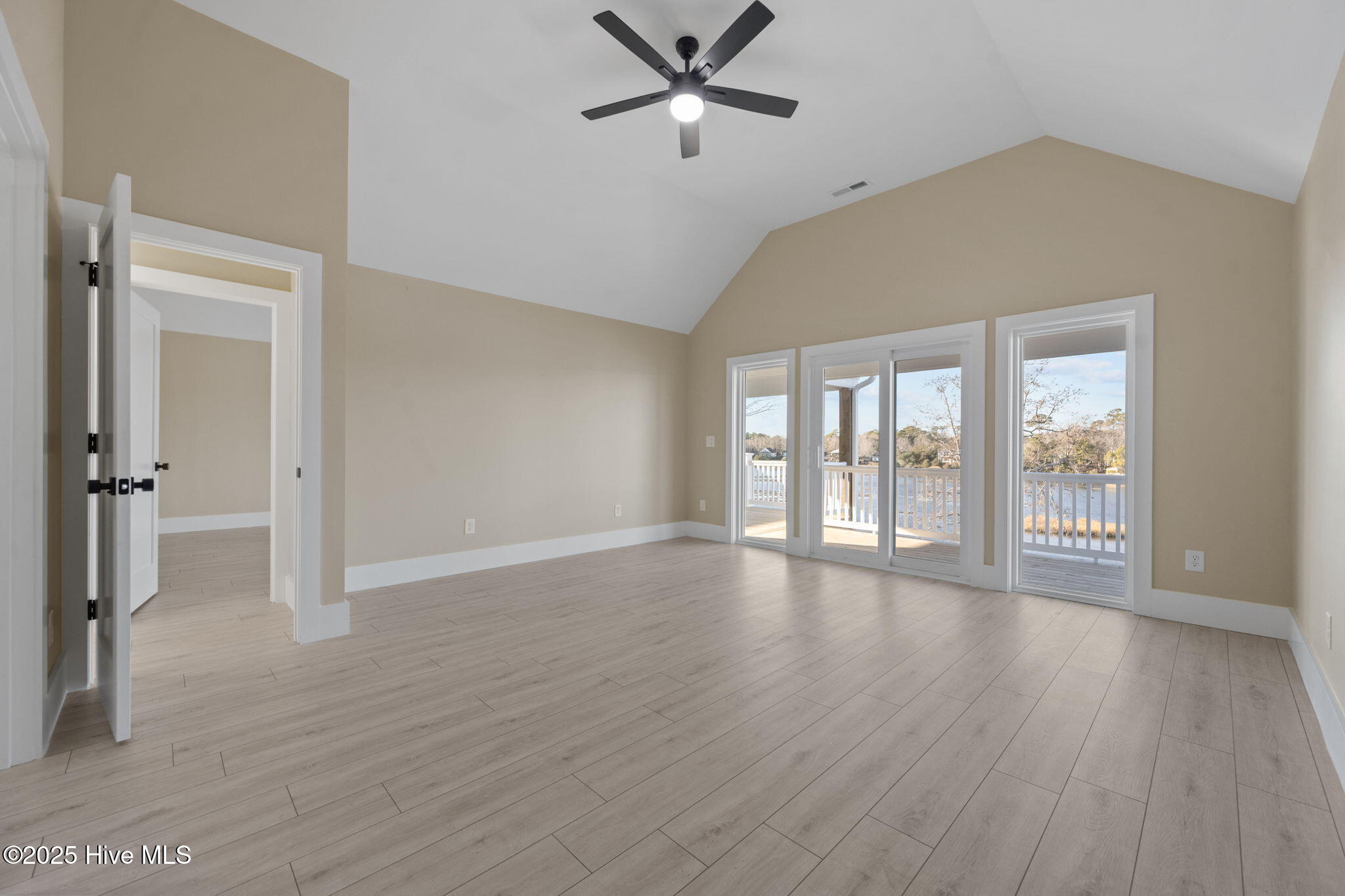 100547090 | Photo 51