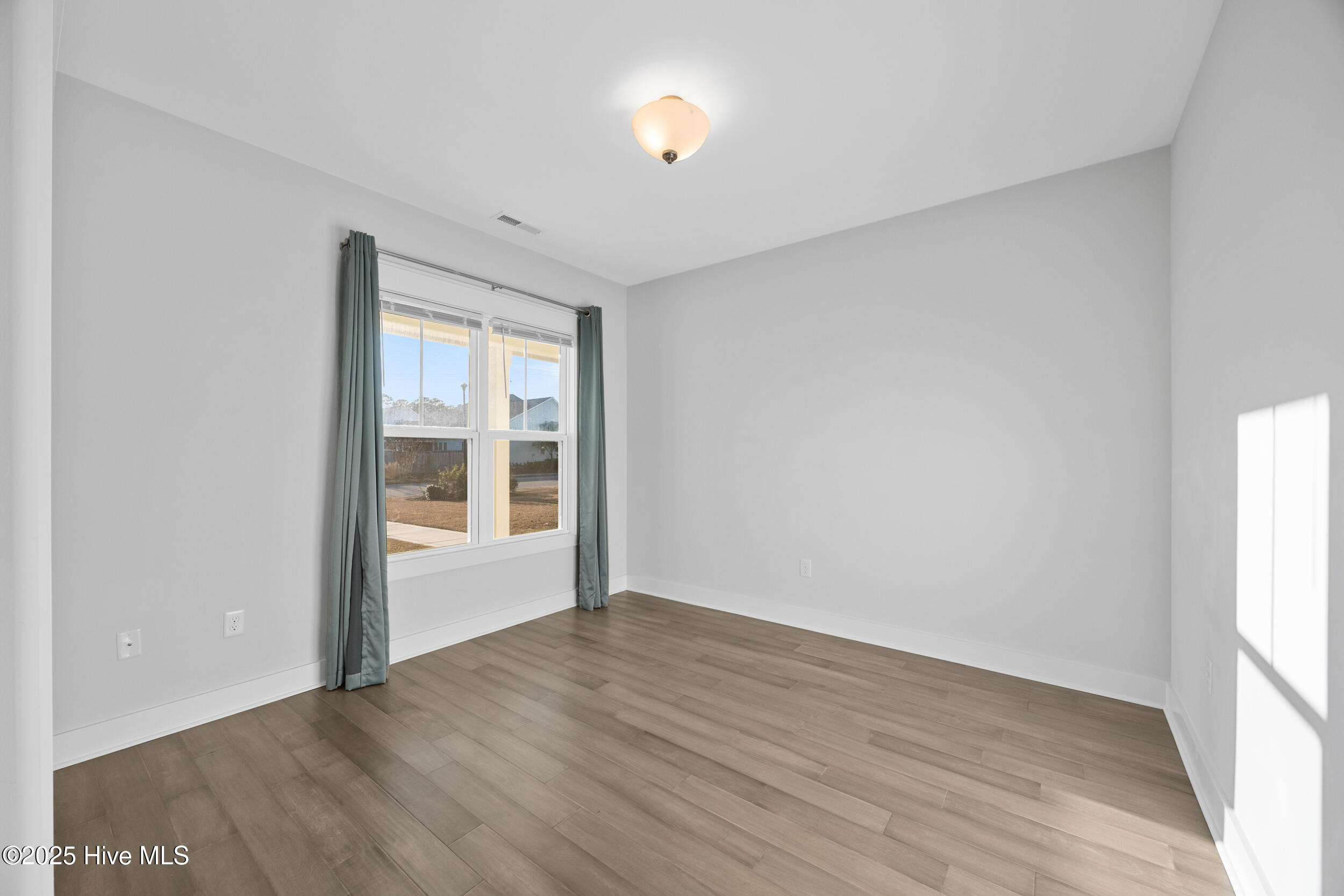 100545820 | Photo 22