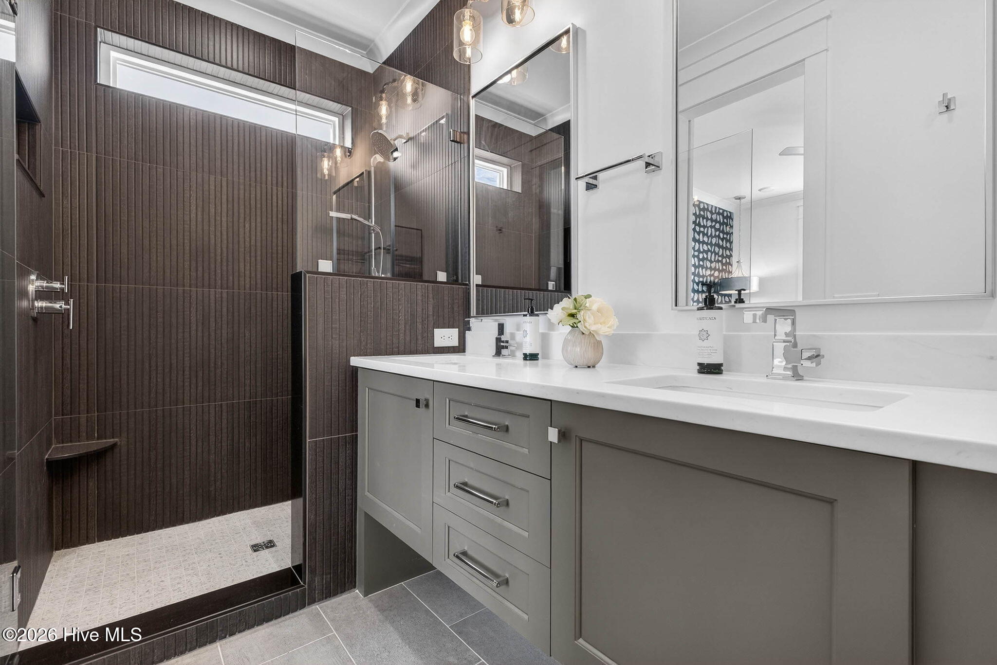 100543300 | Photo 73