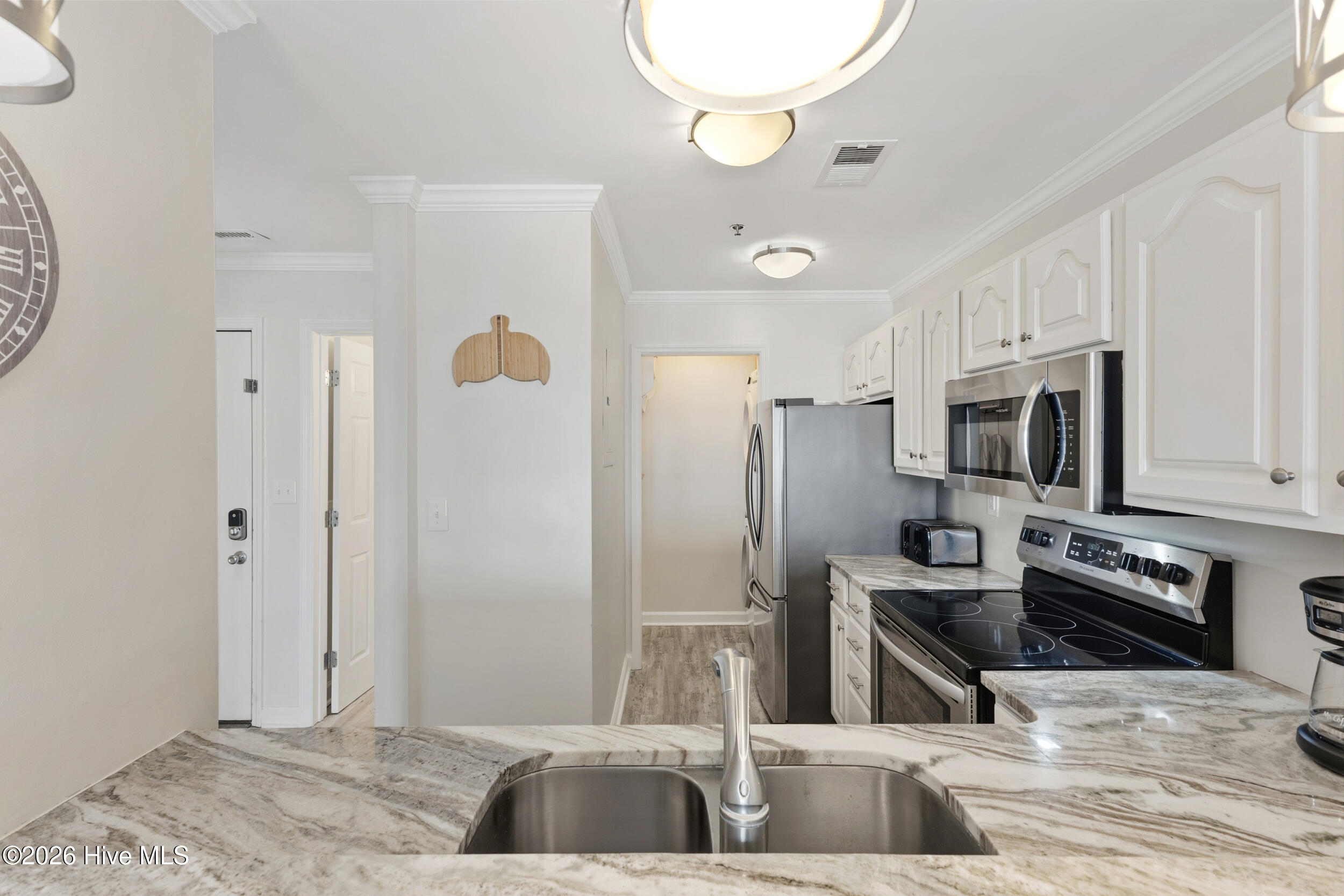 100566139 | Photo 11