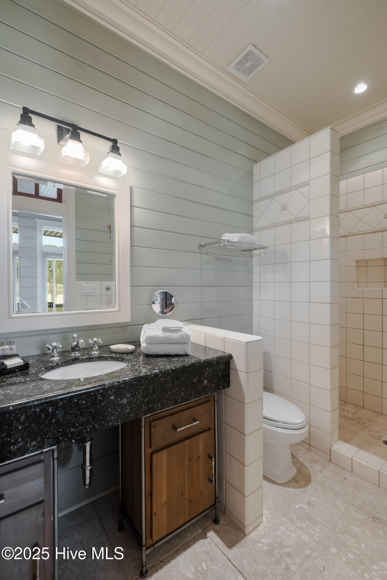 100517307 | Photo 25