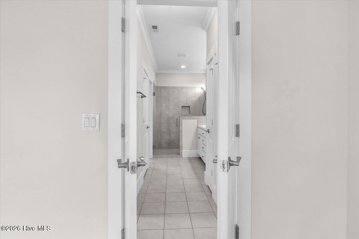 100548797 | Photo 53