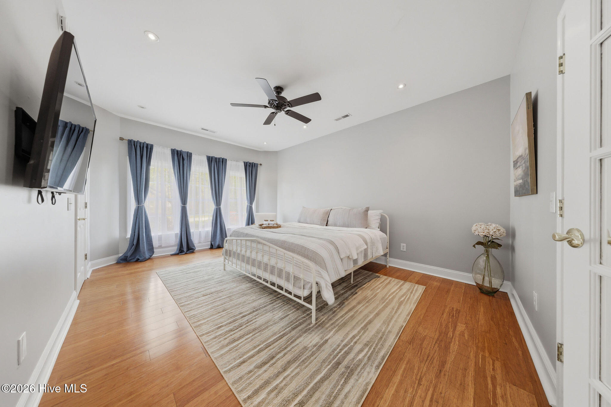 100565537 | Photo 58