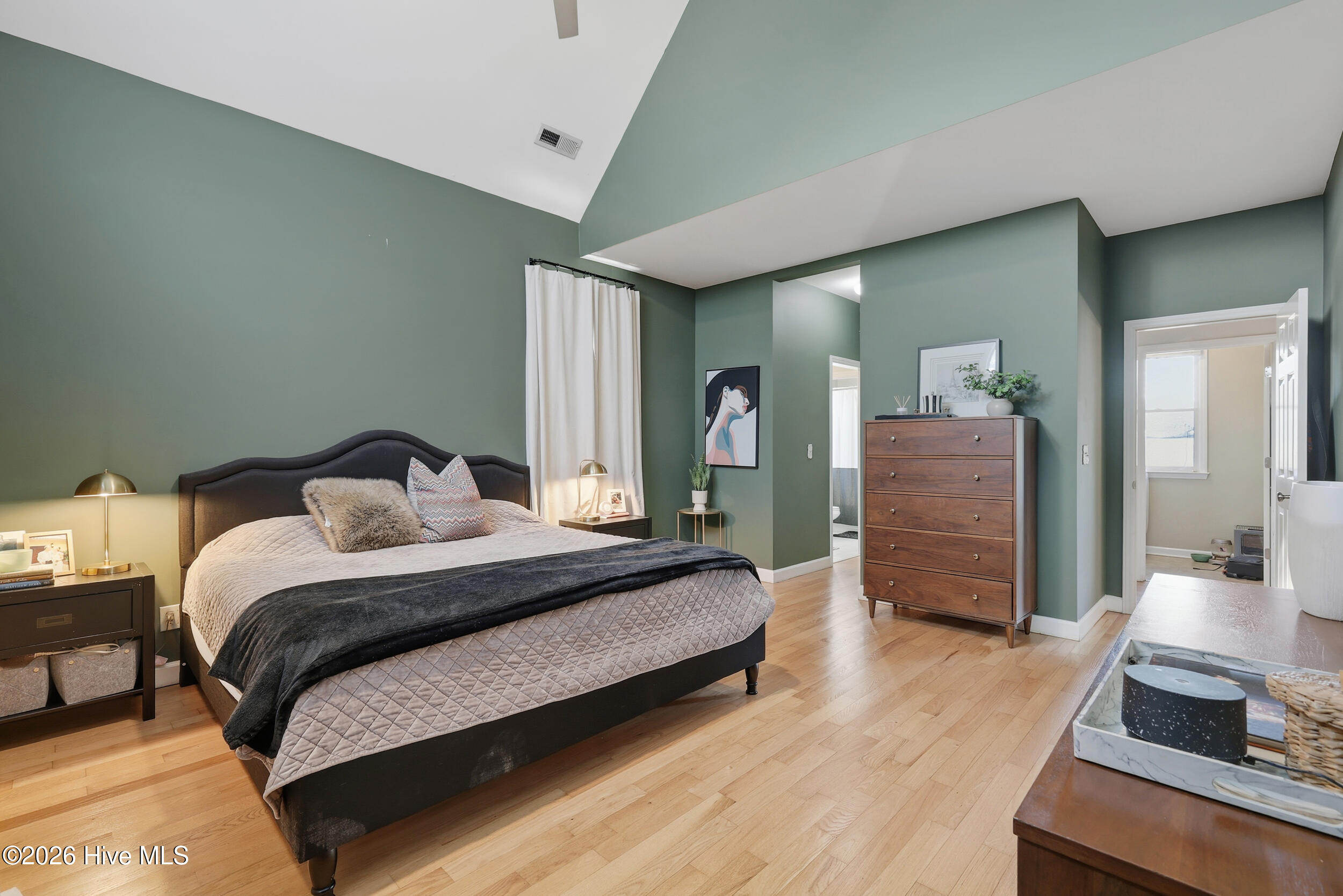 100554860 | Photo 18