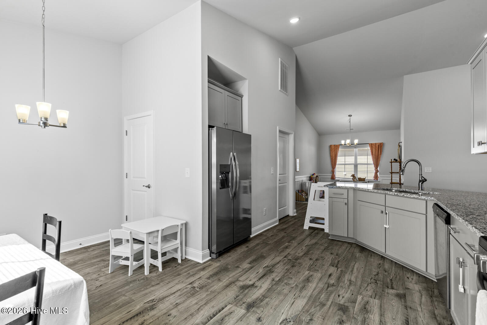 100560379 | Photo 10