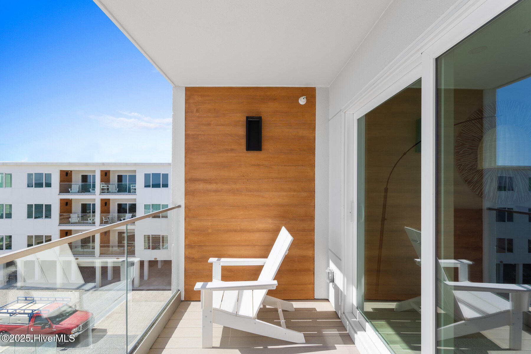 100503111 | Photo 15