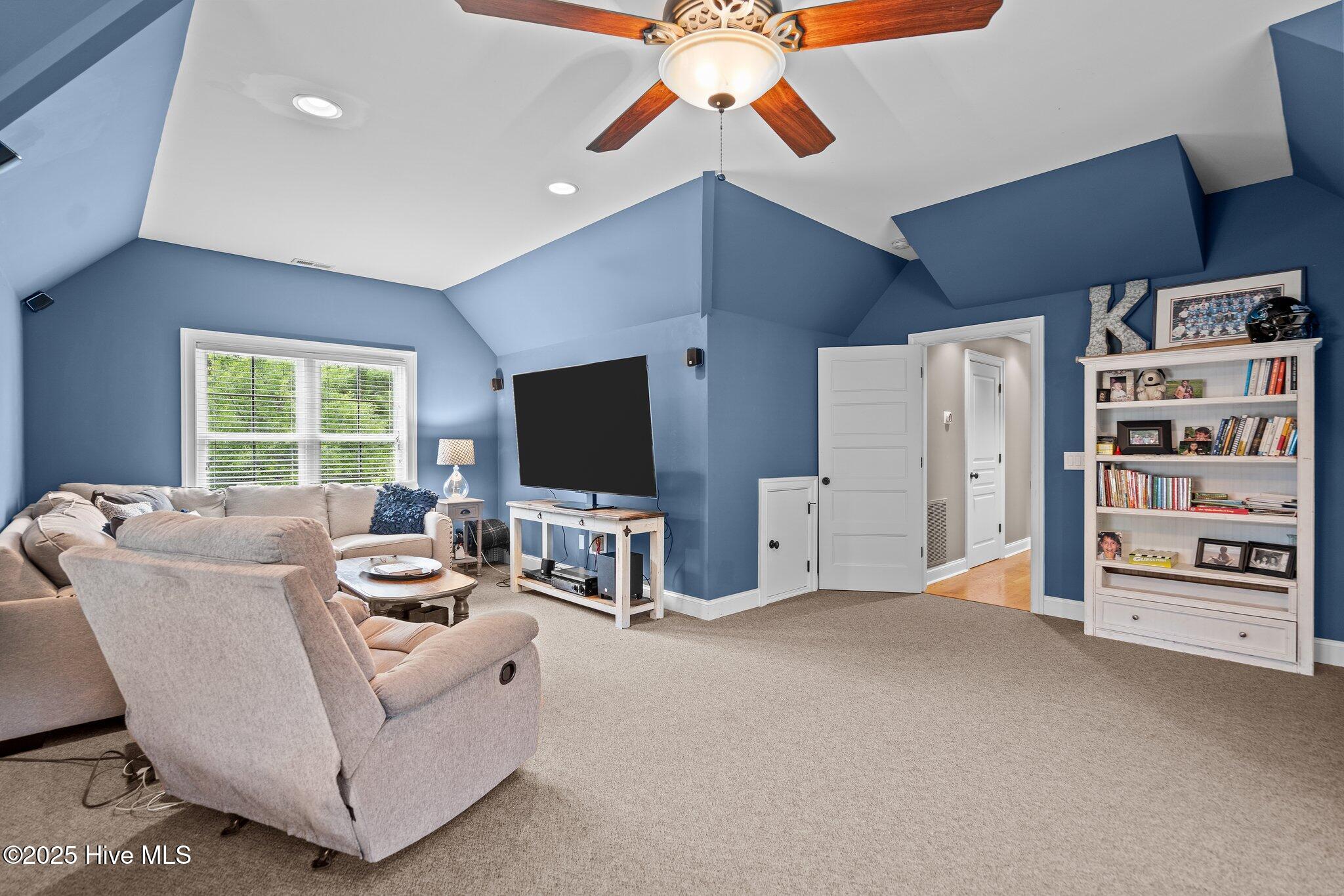 100565962 | Photo 64