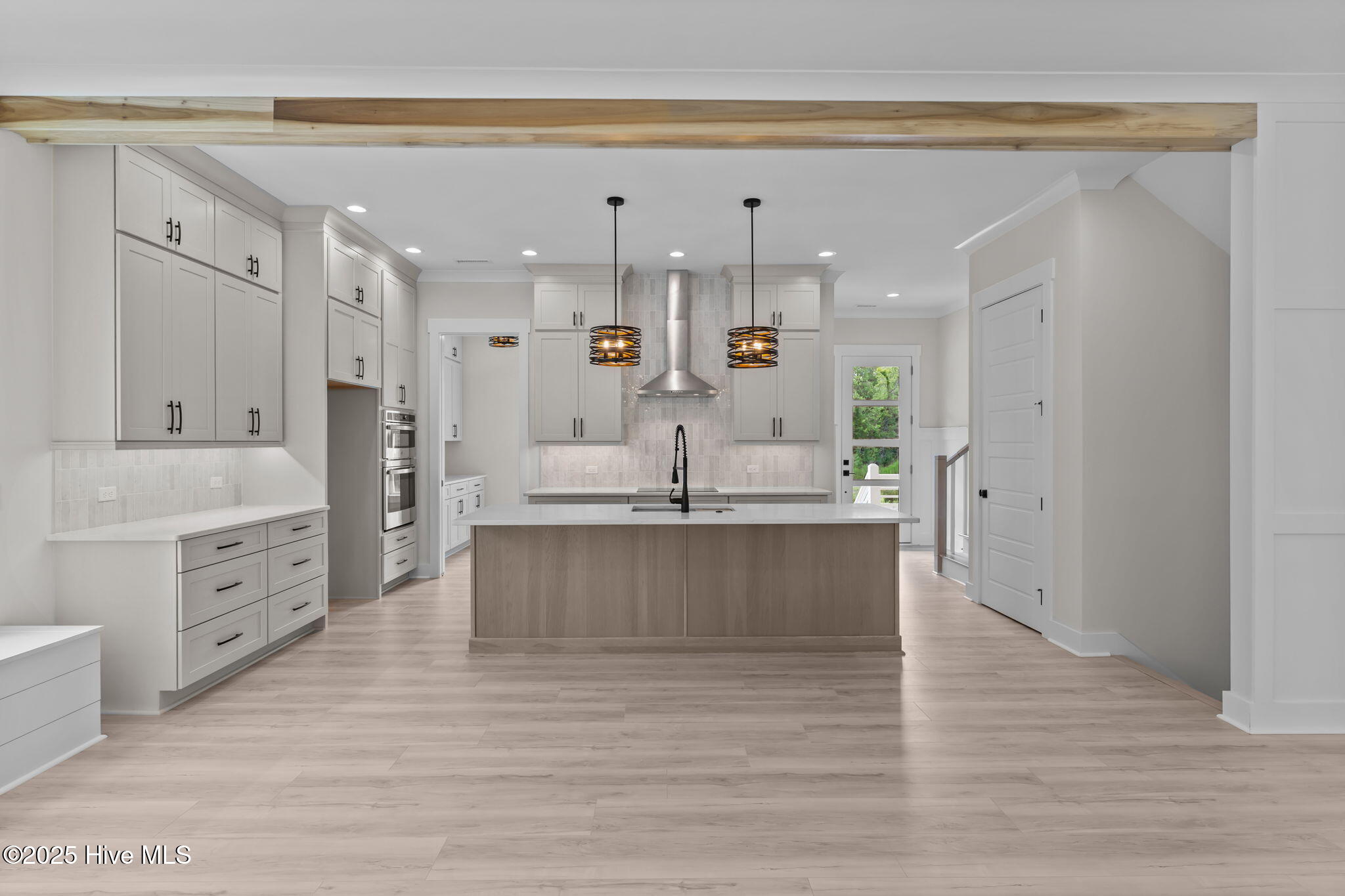 100548099 | Photo 23