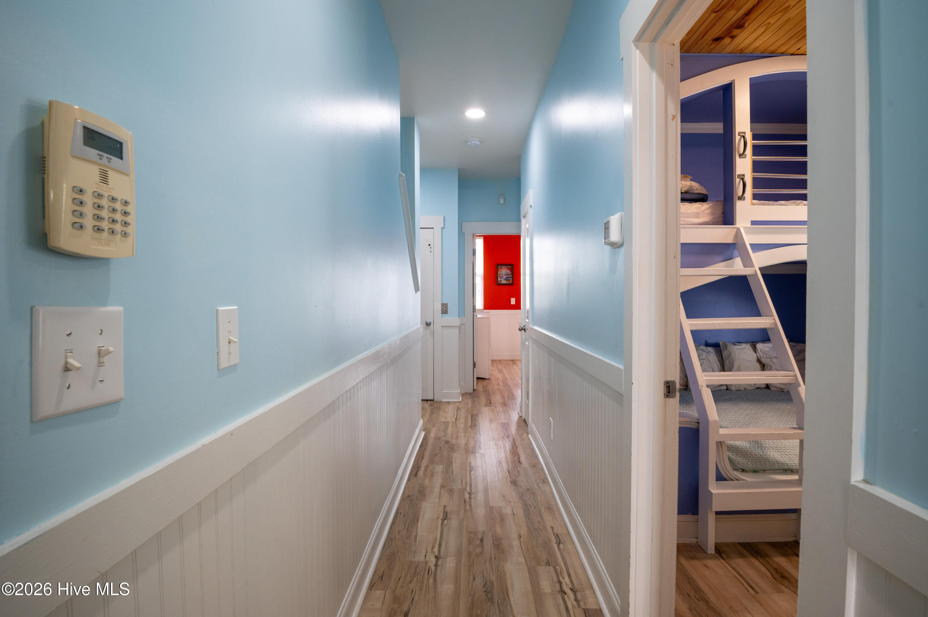 100550825 | Photo 22