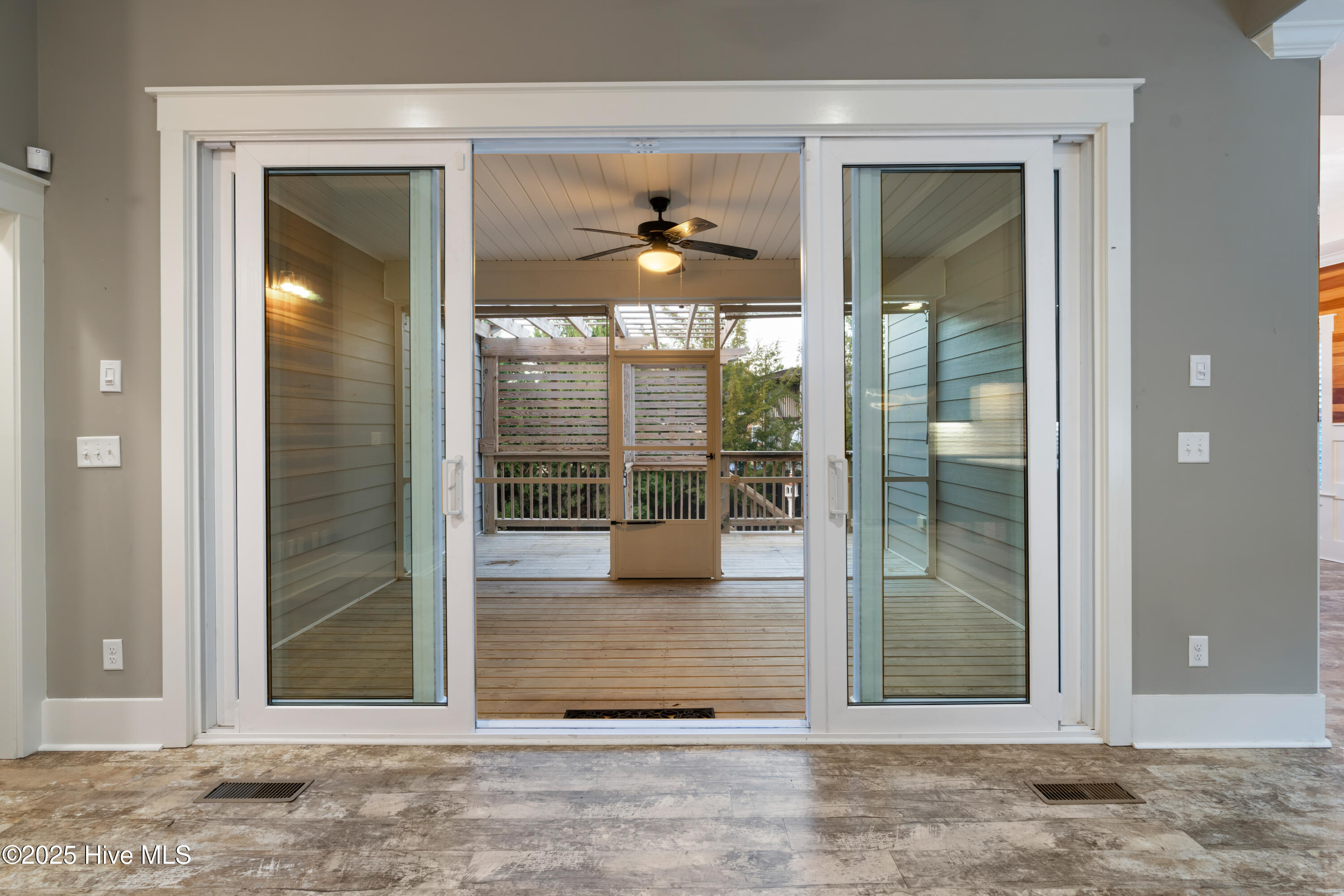 100543866 | Photo 77