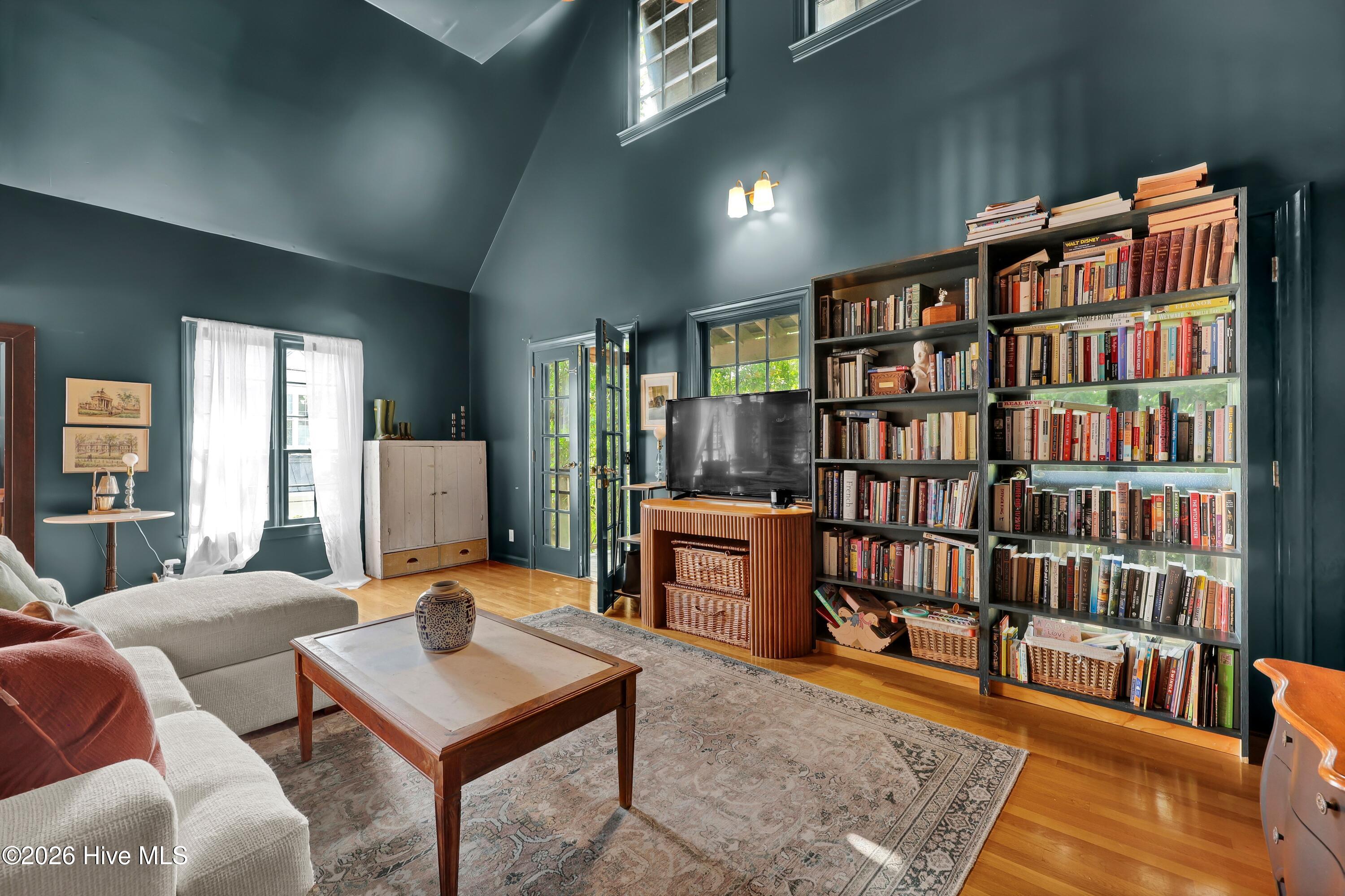 100570649 | Photo 51