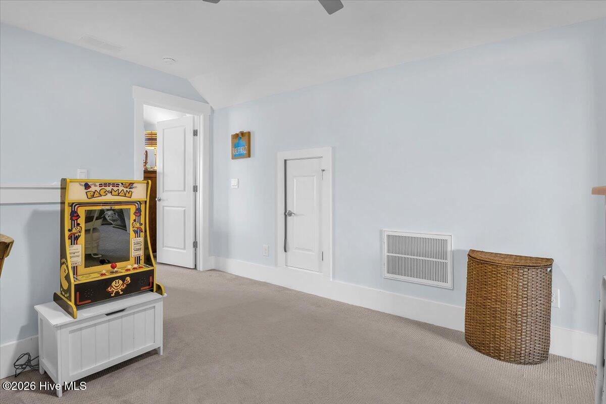 100569276 | Photo 41