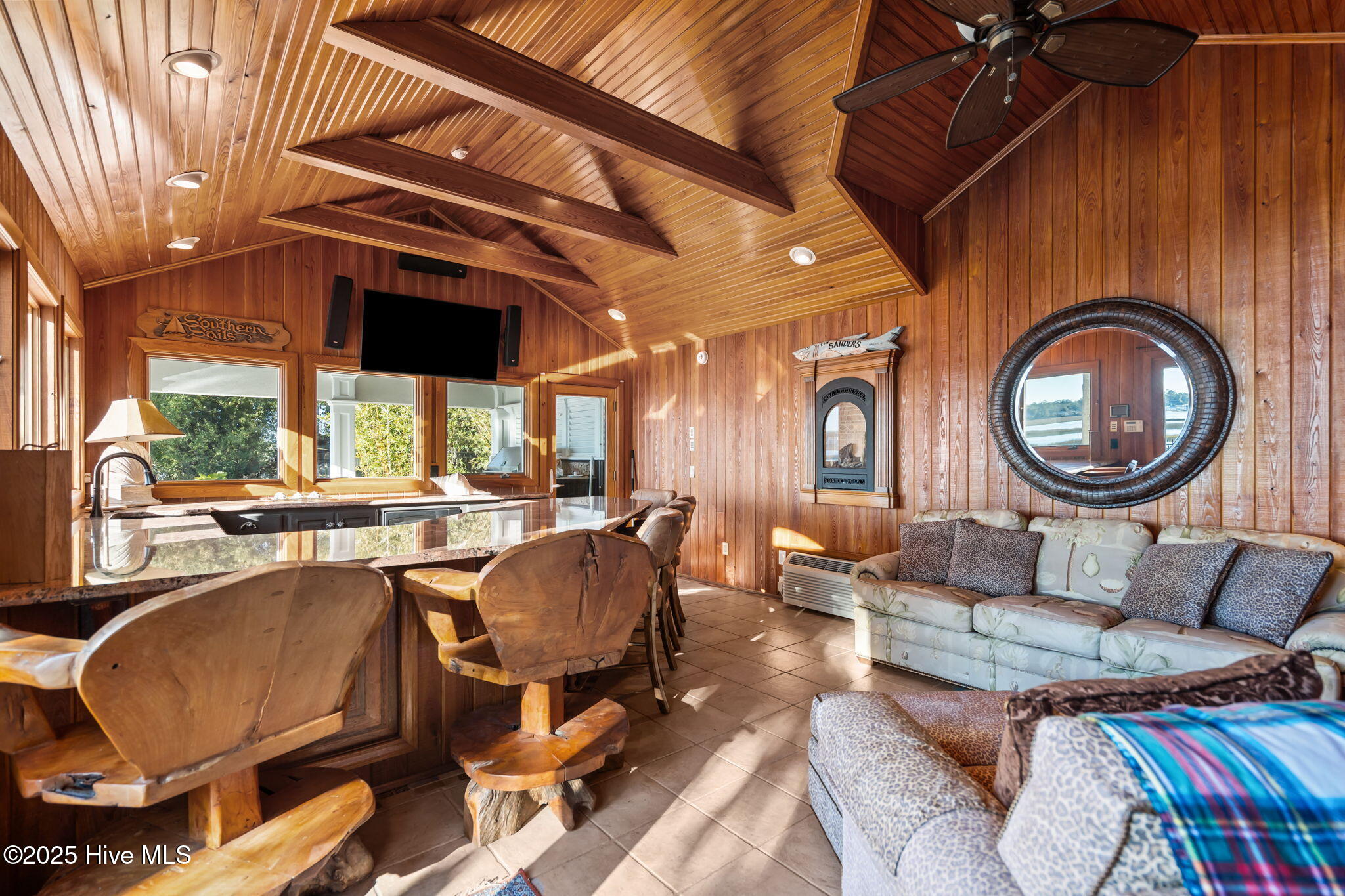 100547936 | Photo 77