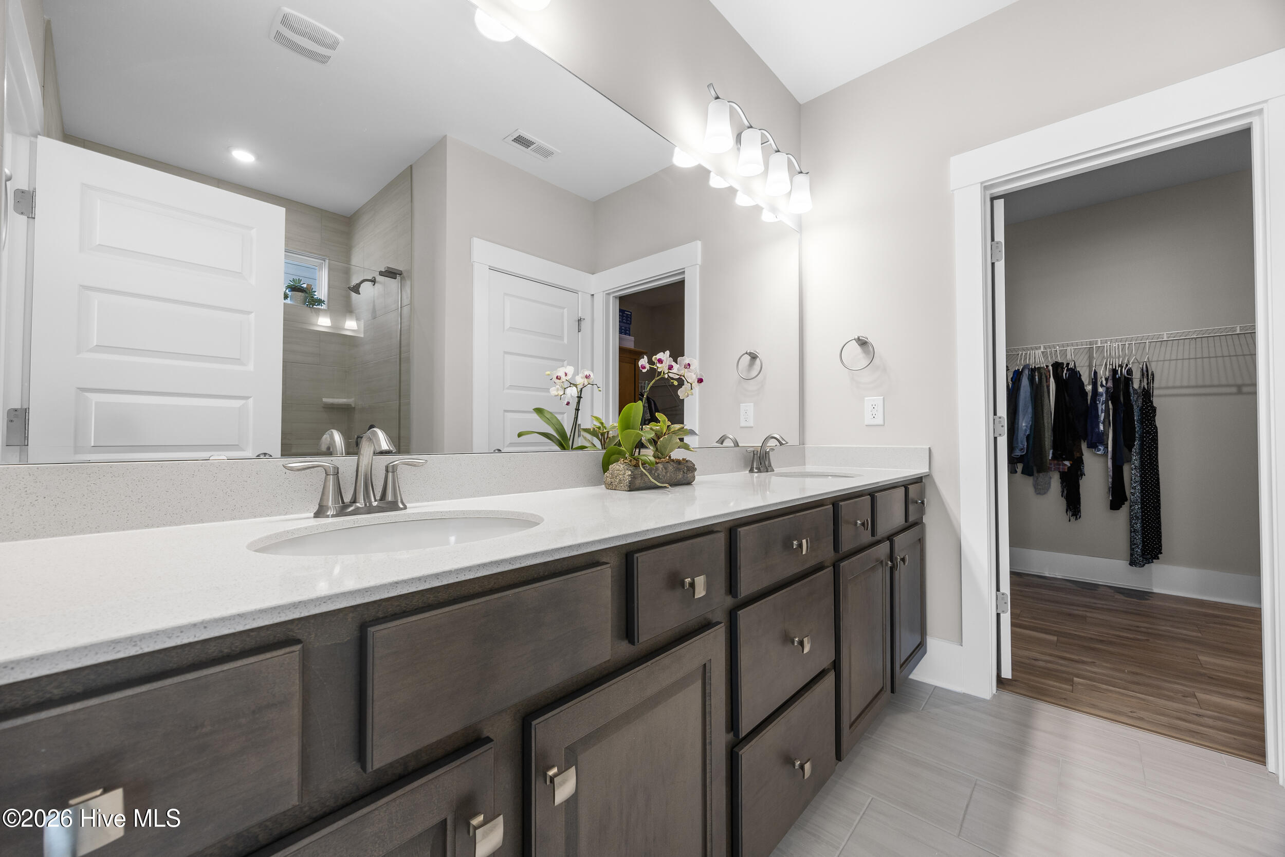 100561279 | Photo 12