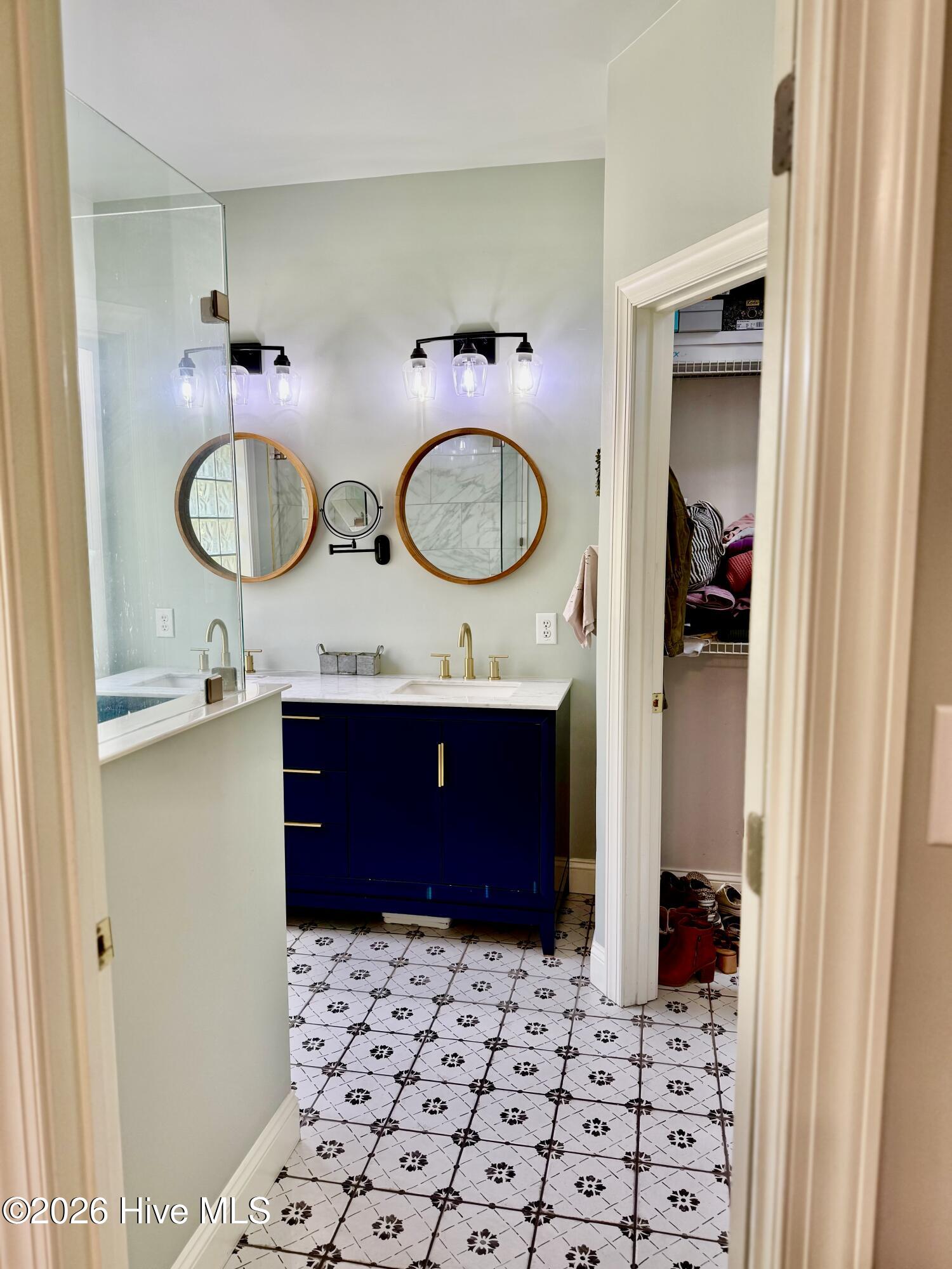 100565672 | Photo 14