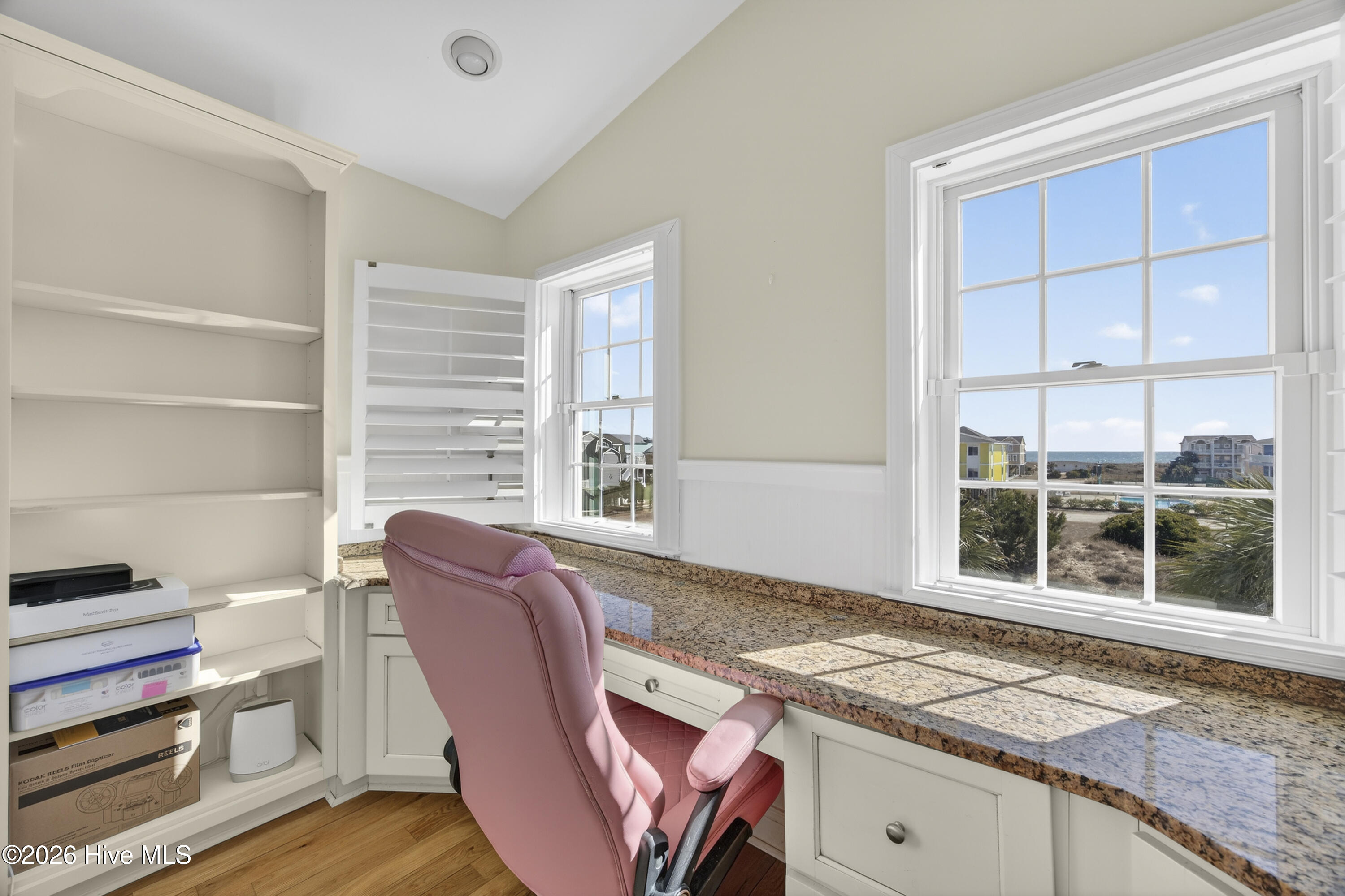 100554981 | Photo 99