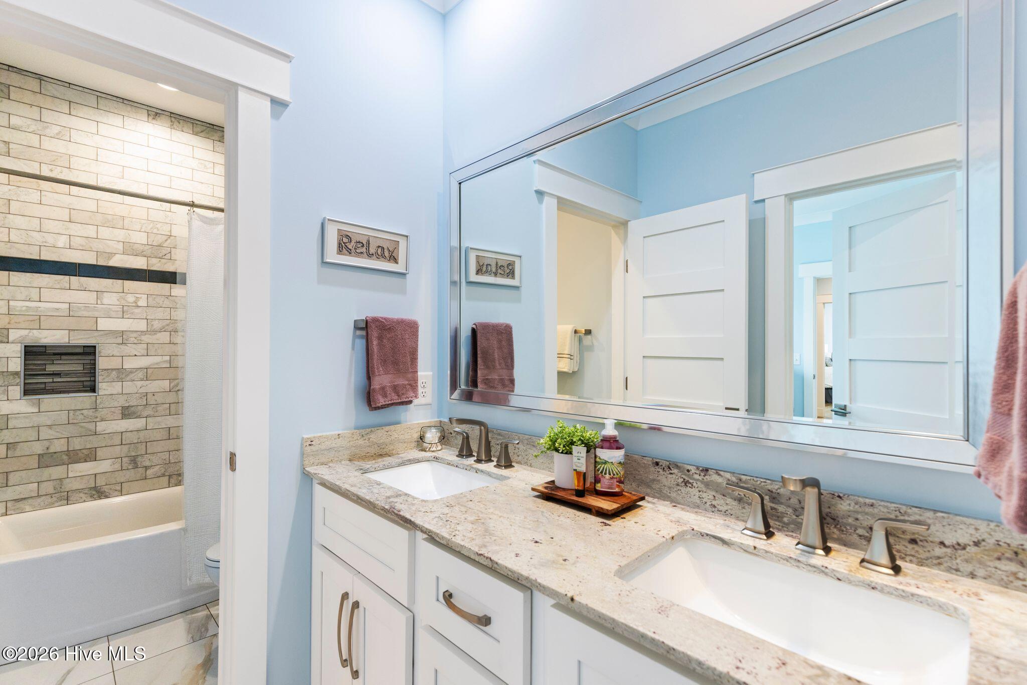 100570540 | Photo 23