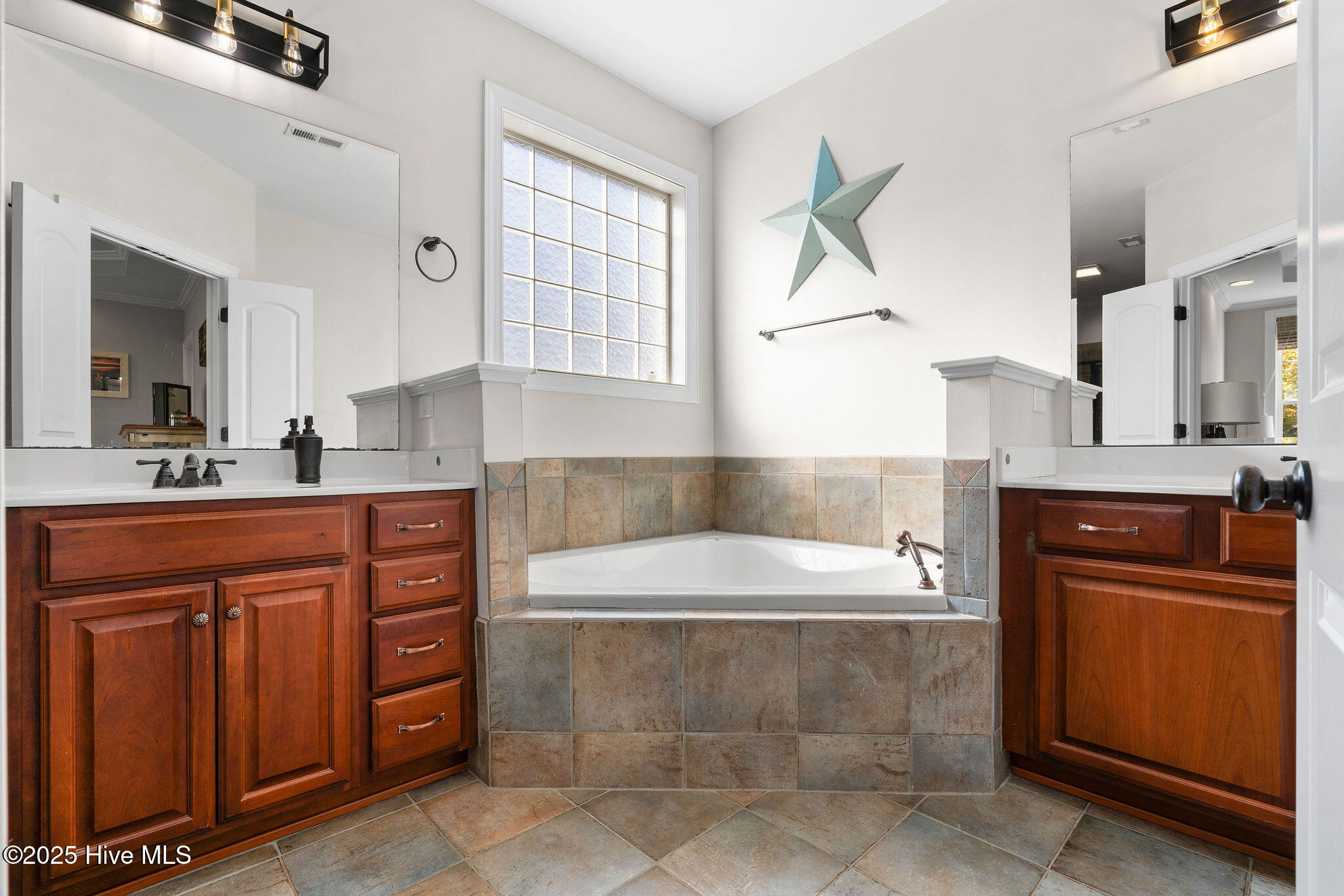 100542530 | Photo 36