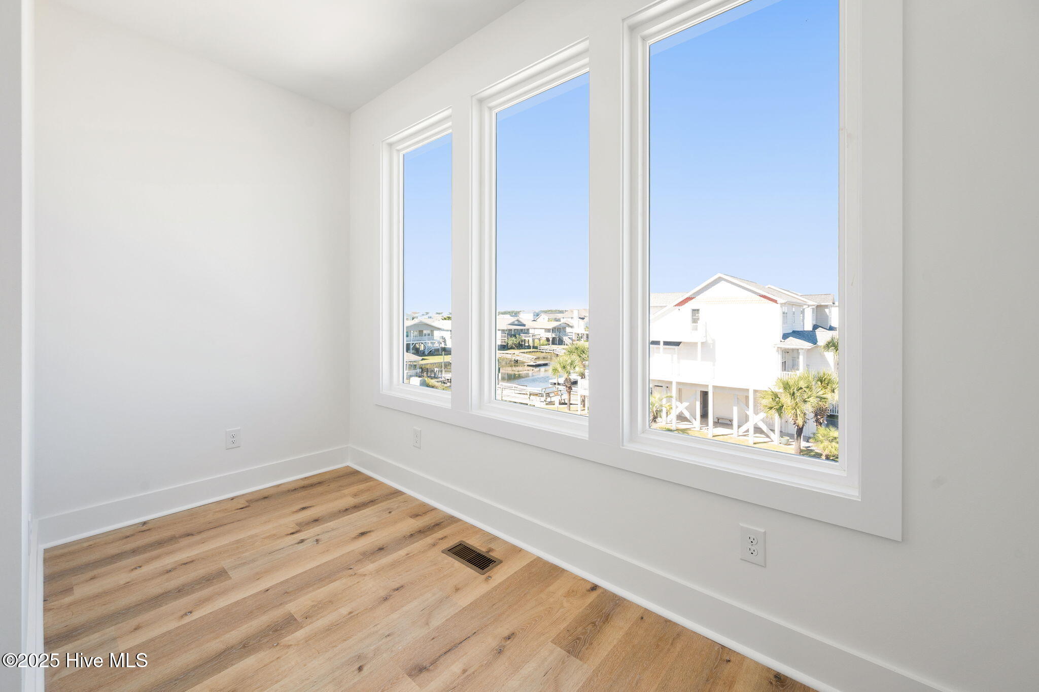 100525403 | Photo 23