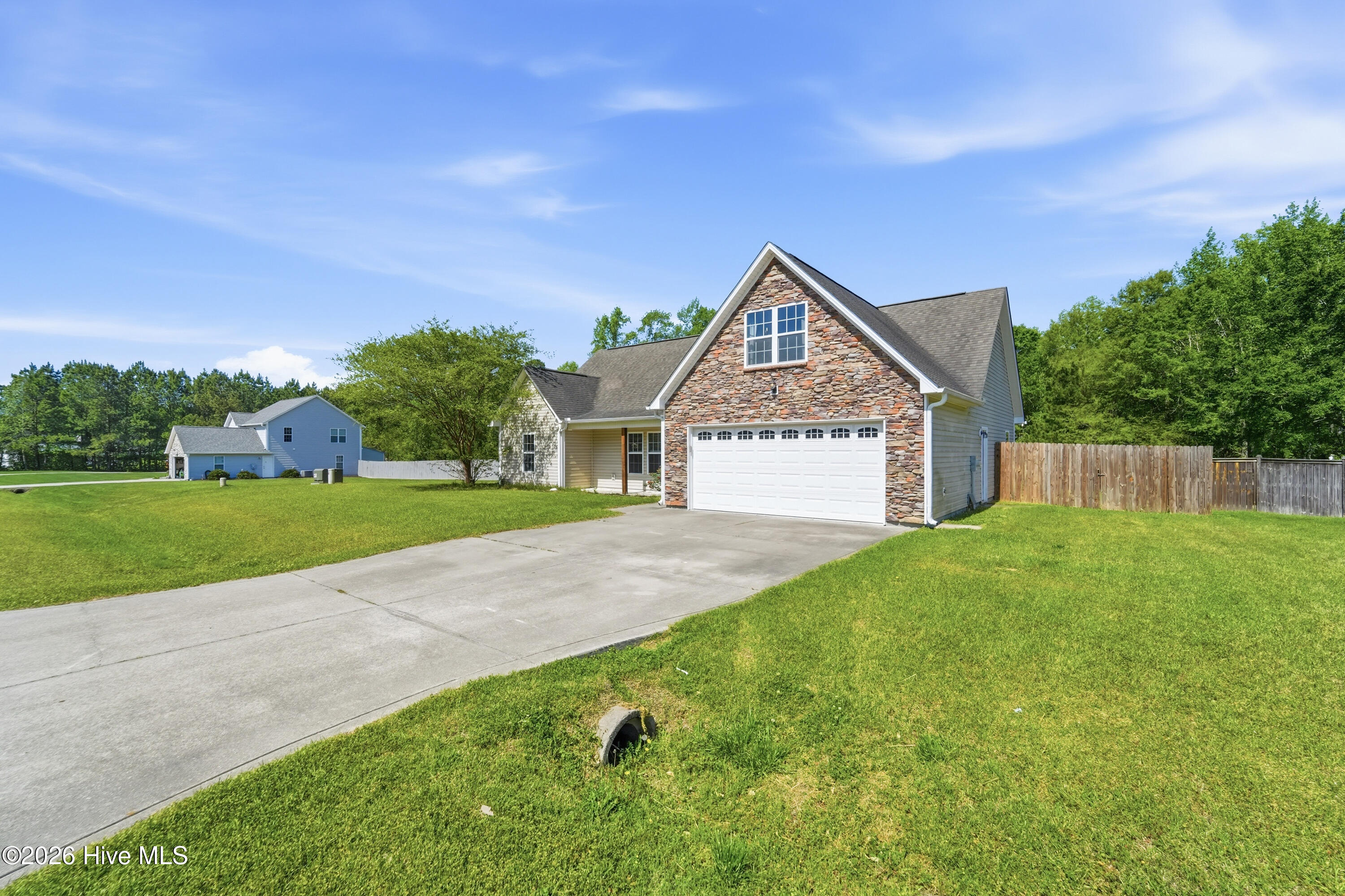 100568170 | Photo 44