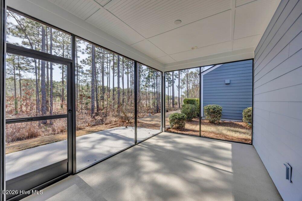 100557915 | Photo 22