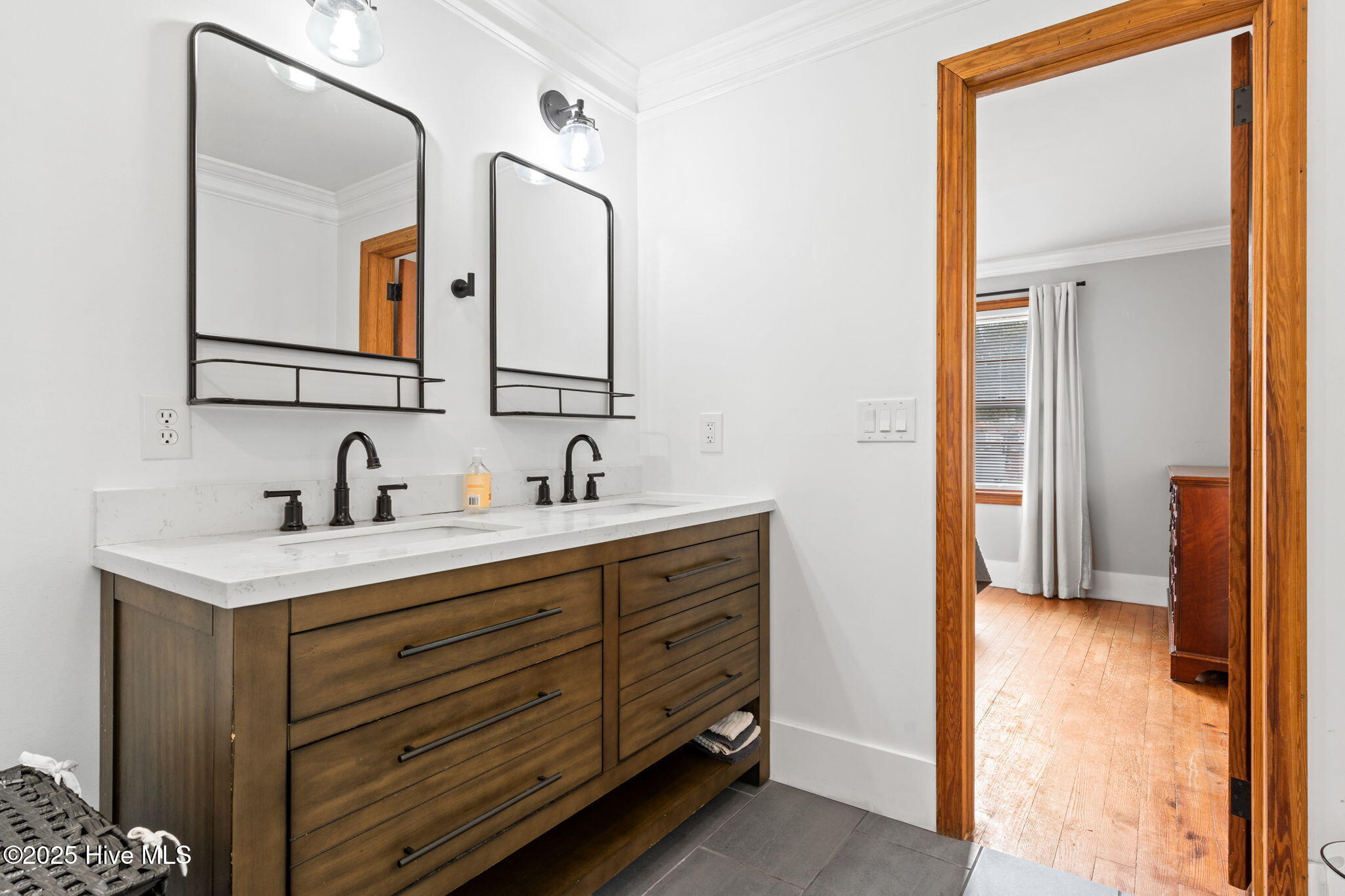 100536505 | Photo 24