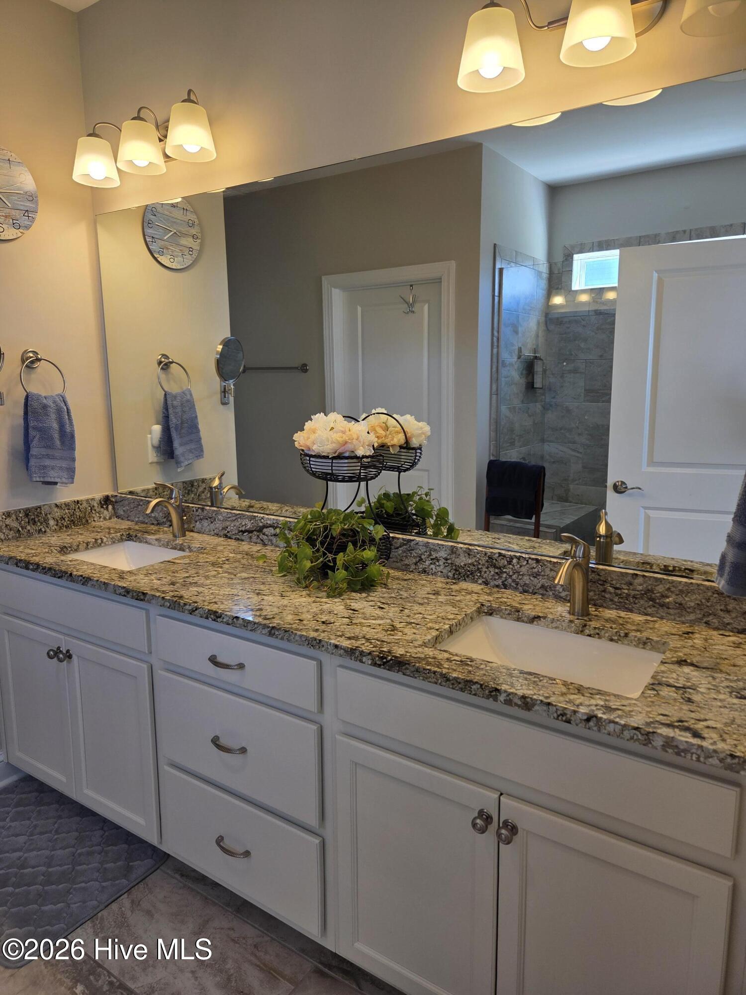 100566407 | Photo 26