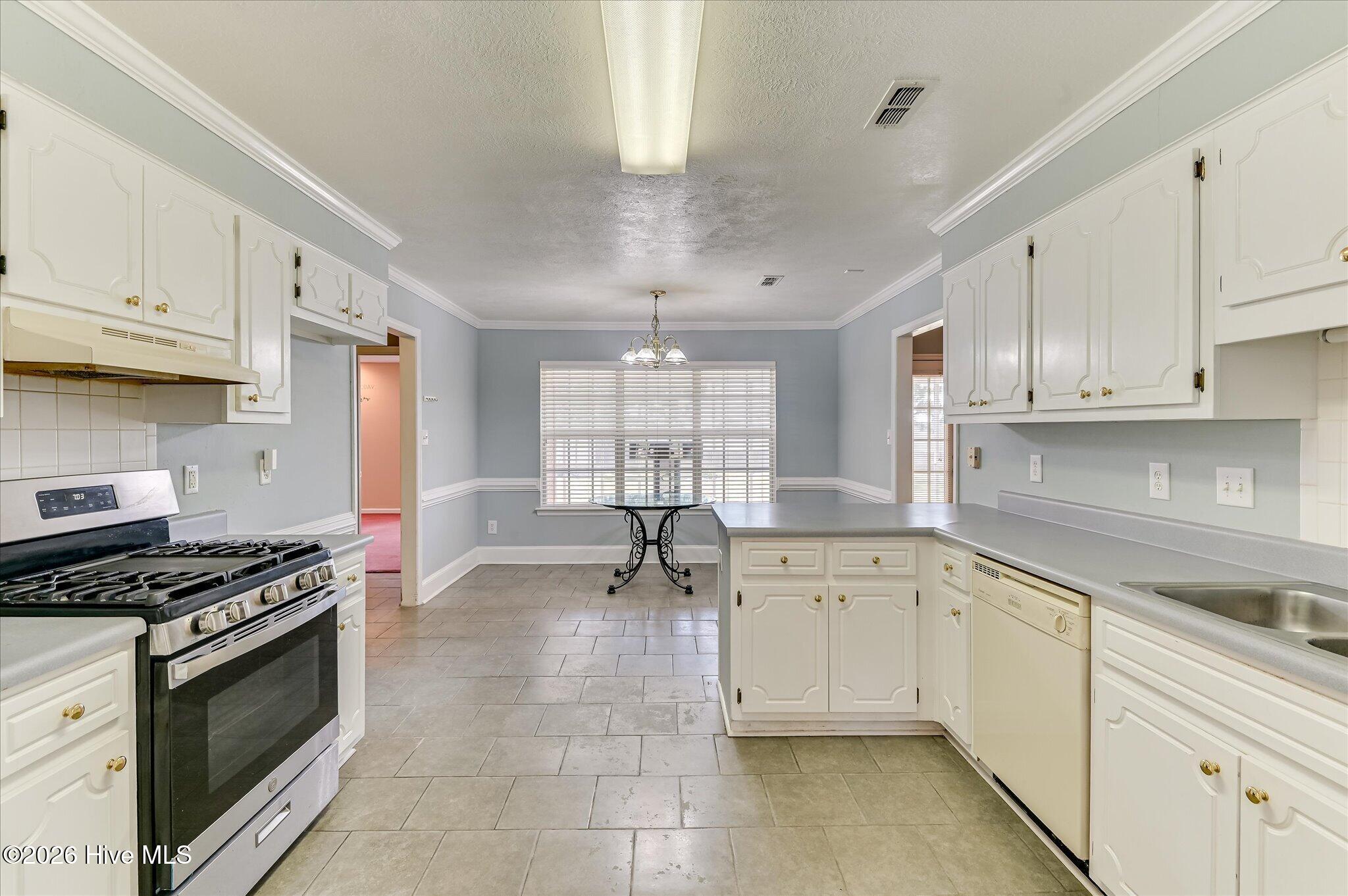 Kithcen with lots of cabinets